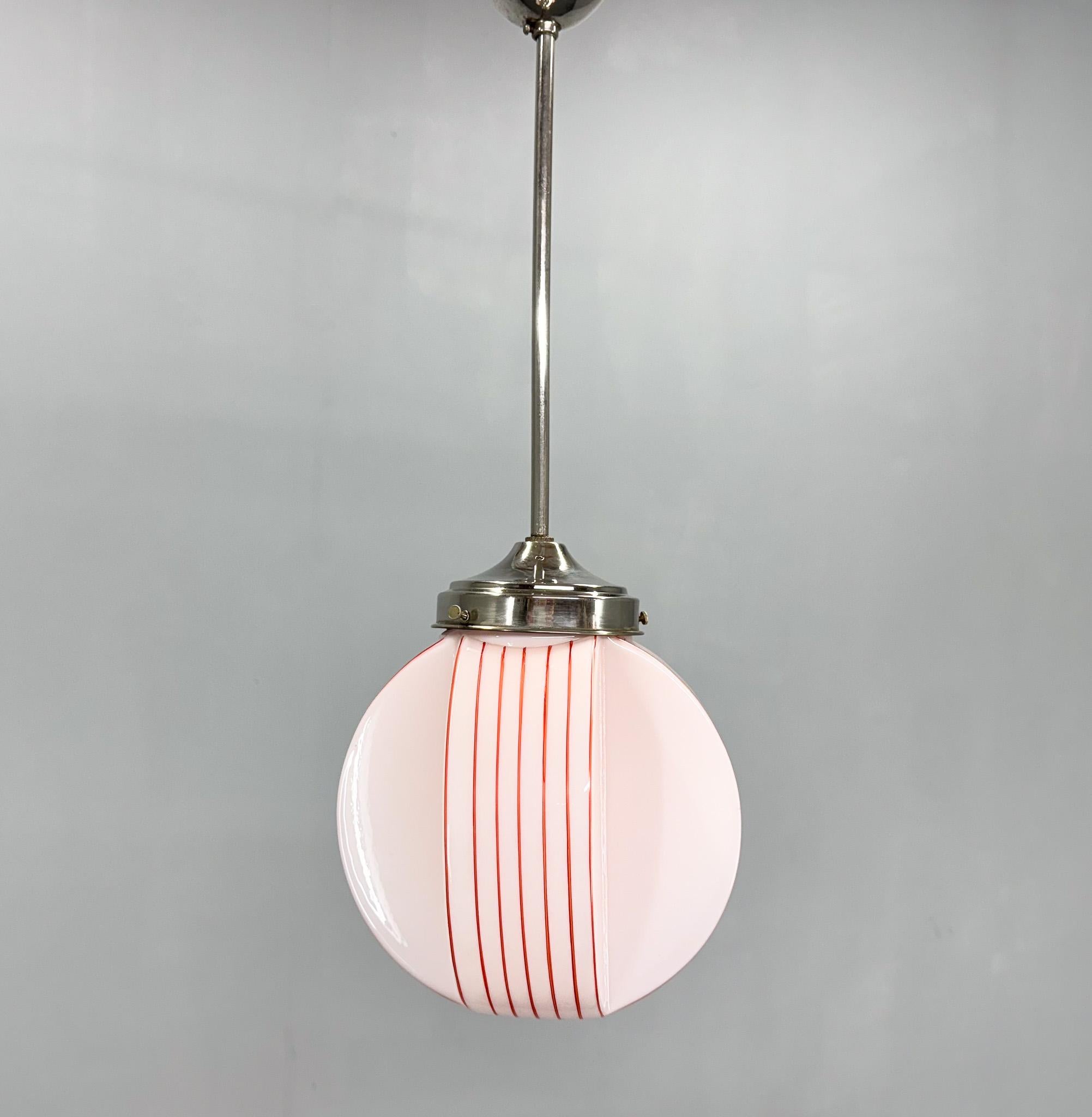 Lampada a sospensione Art Deco in cromo e vetro opalino, Cecoslovacchia in vendita 2