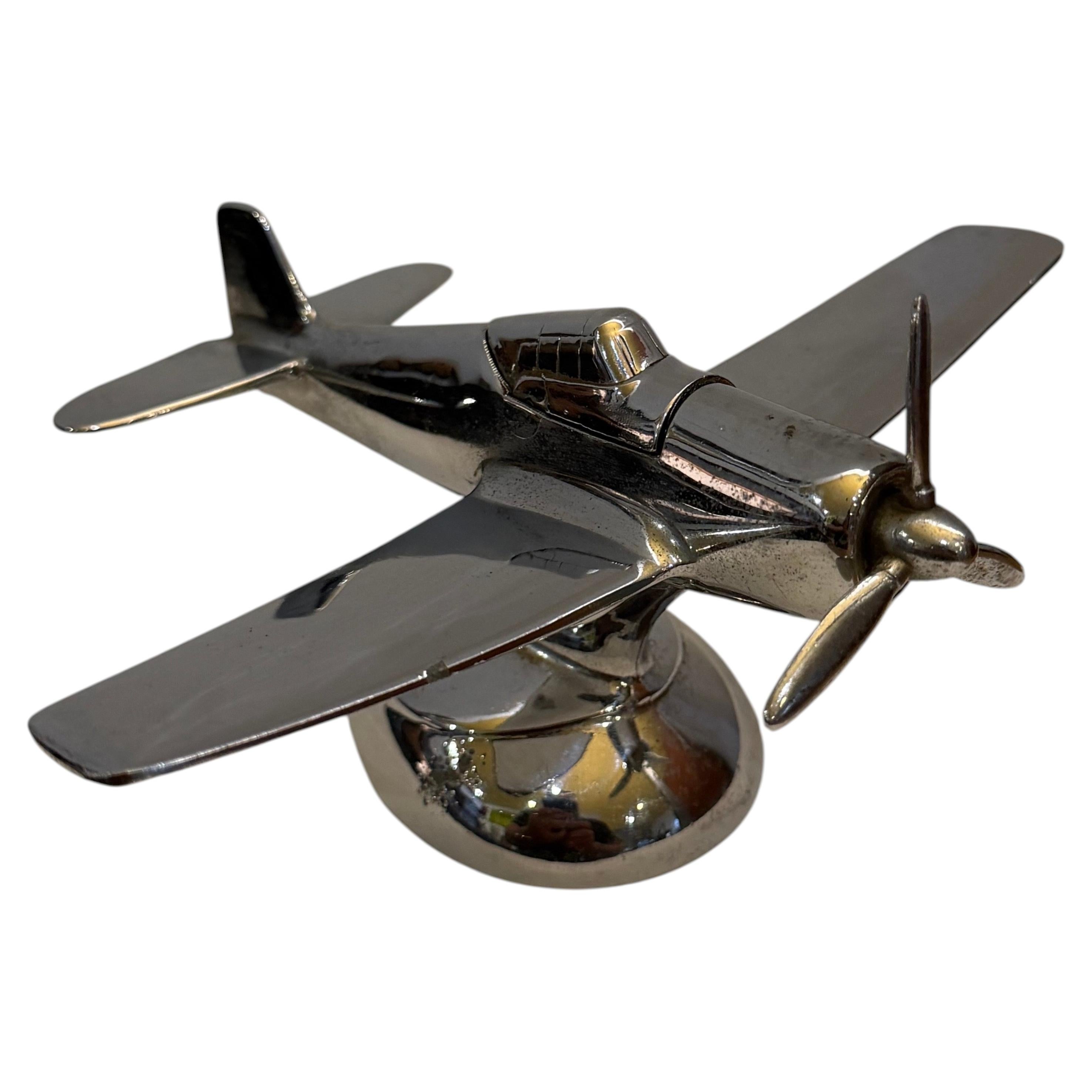 Briquet de table « Art déco » en chrome représentant un avion P-51A Mustang, de la marque Hamilton Collectible