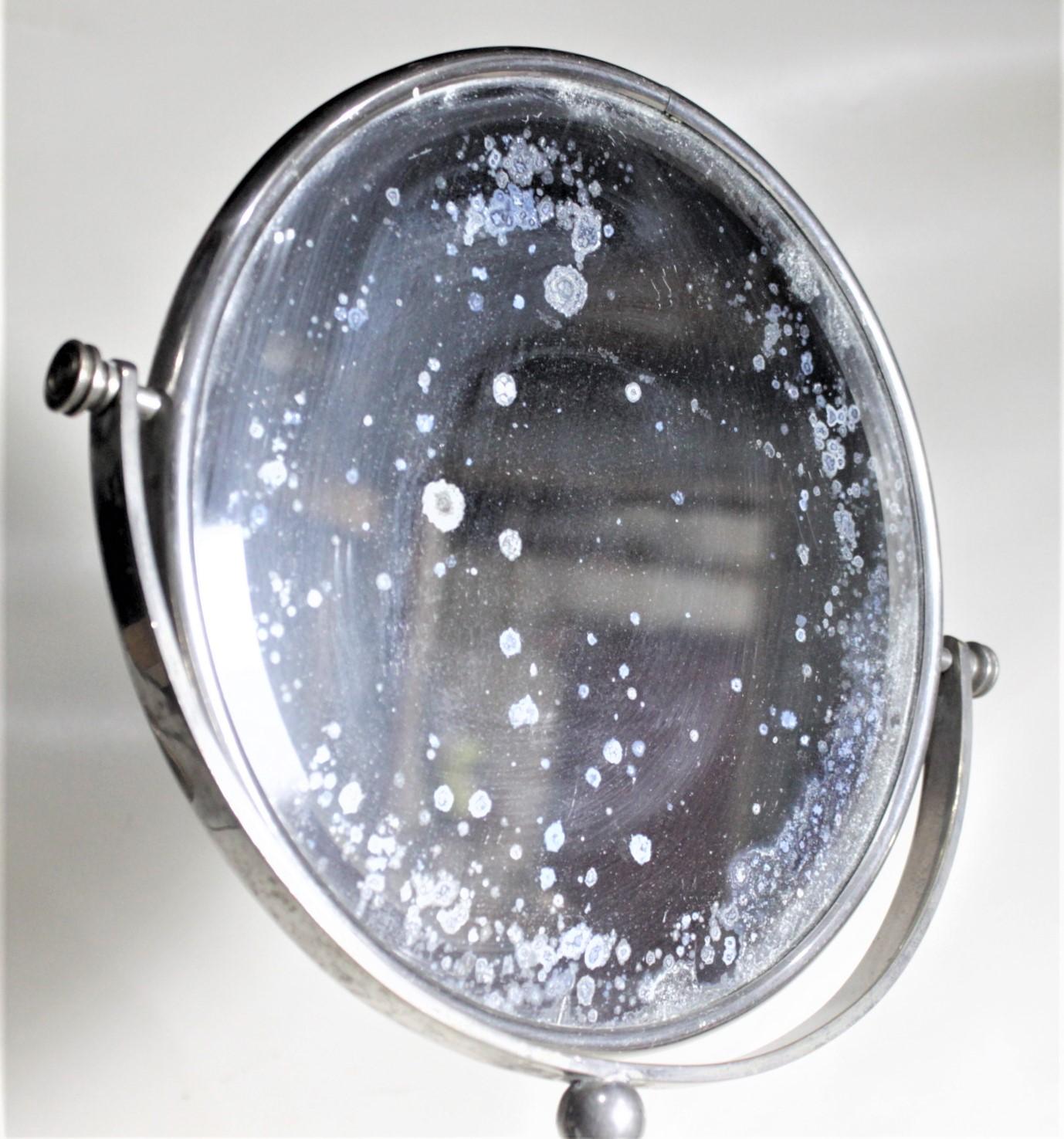 Miroir façonné Art Déco à piédestal chromé pour homme ou femme avec porte-brosse en vente 3