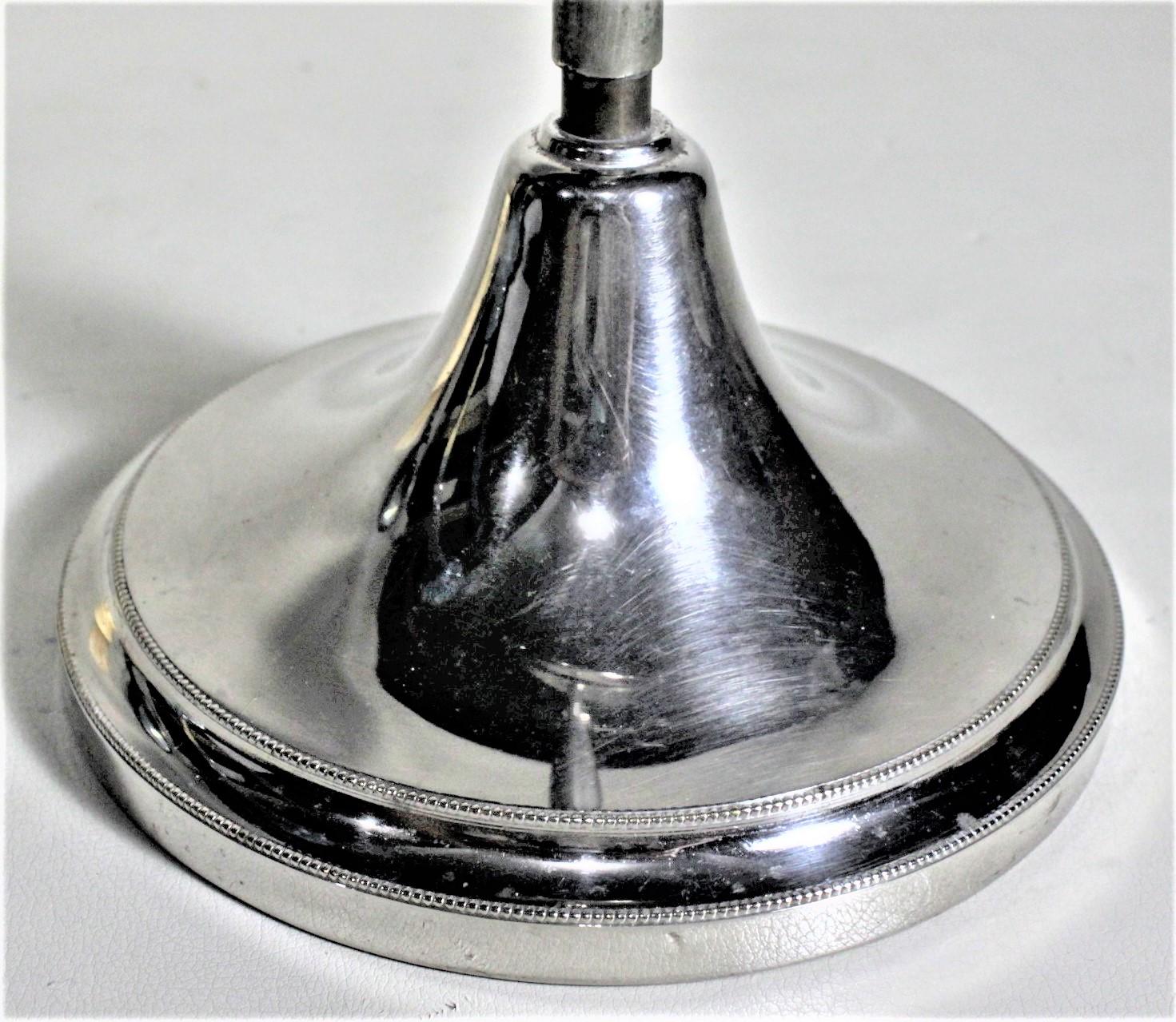 Miroir façonné Art Déco à piédestal chromé pour homme ou femme avec porte-brosse en vente 5