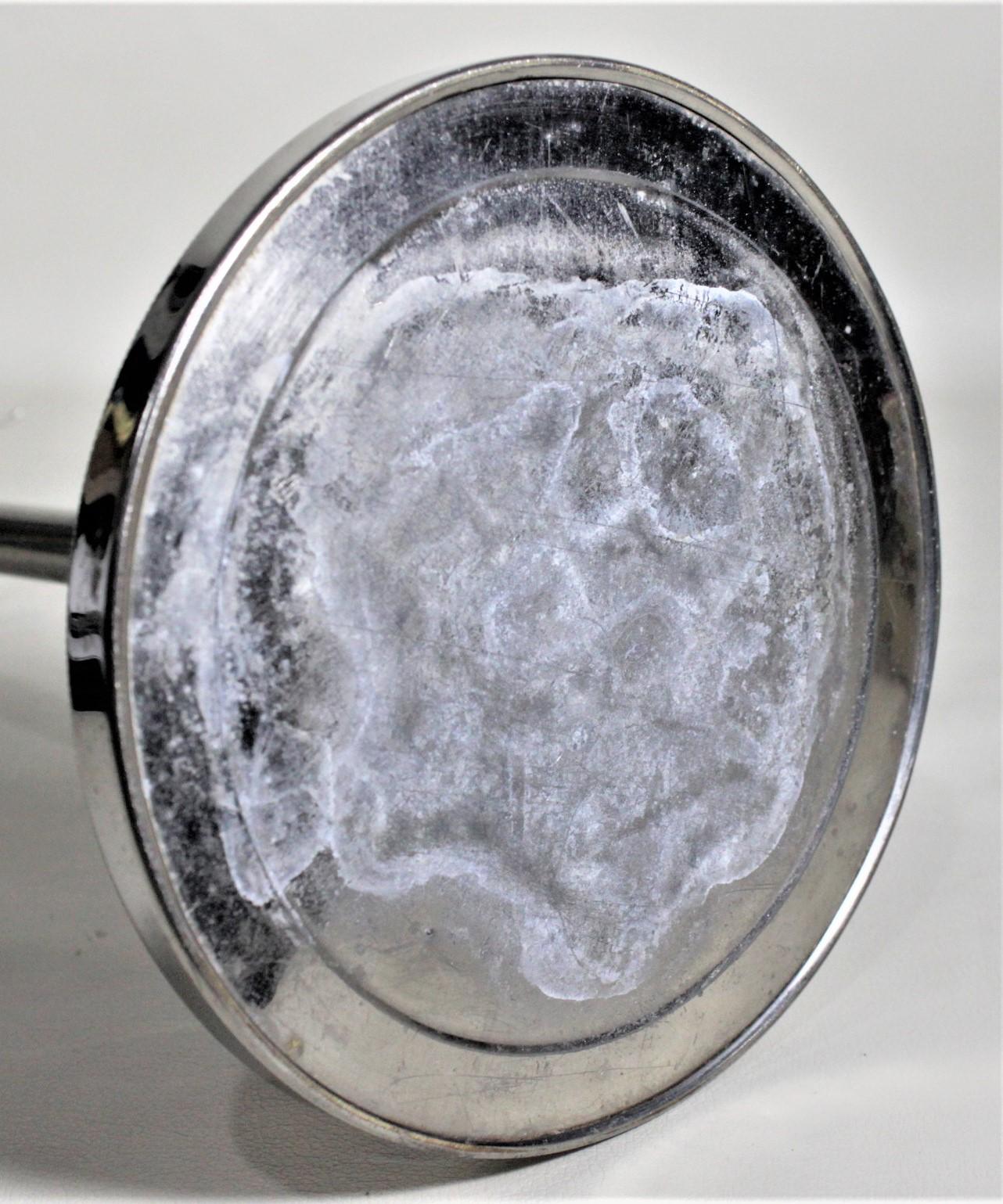 Miroir façonné Art Déco à piédestal chromé pour homme ou femme avec porte-brosse en vente 6