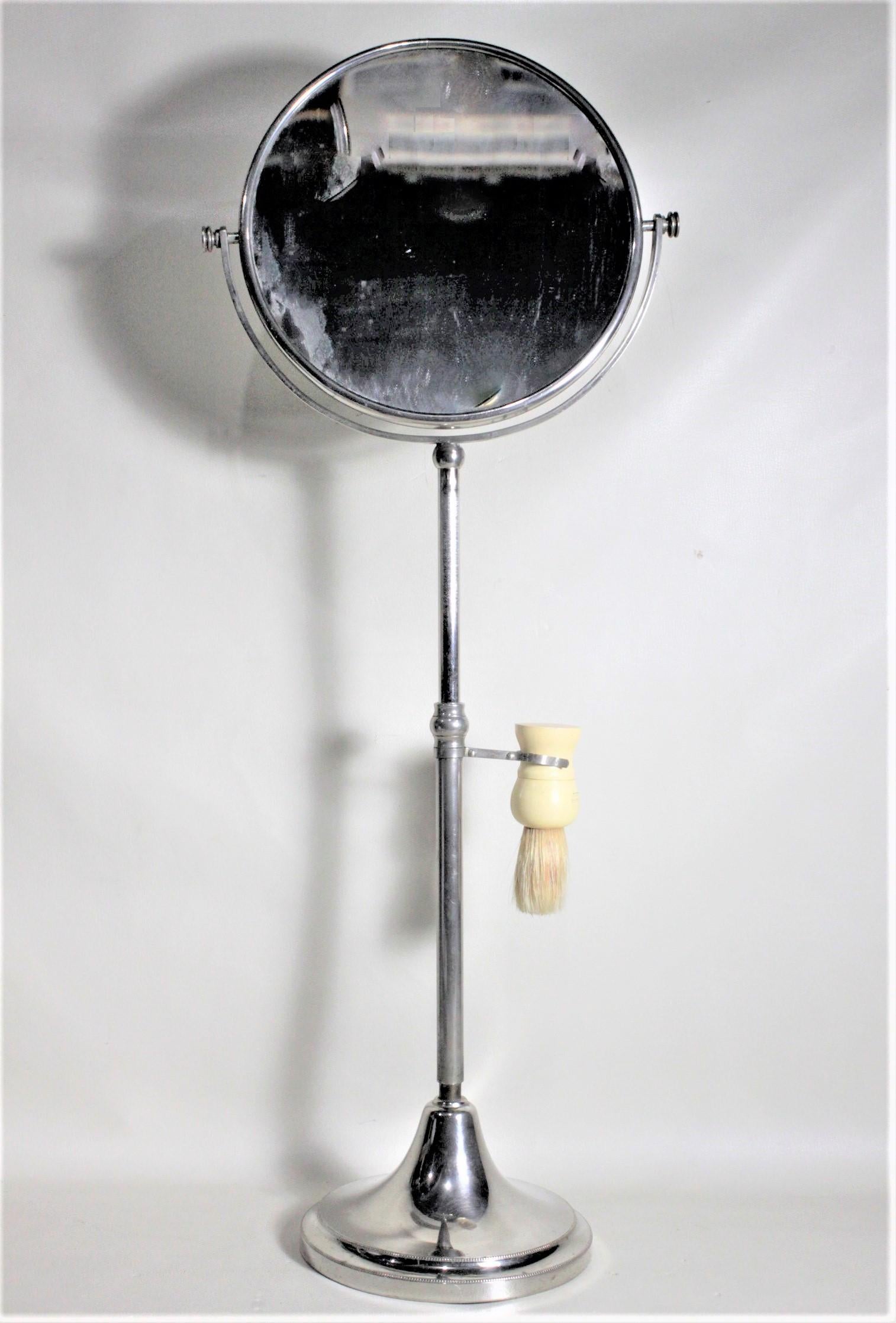 Art déco Miroir façonné Art Déco à piédestal chromé pour homme ou femme avec porte-brosse en vente