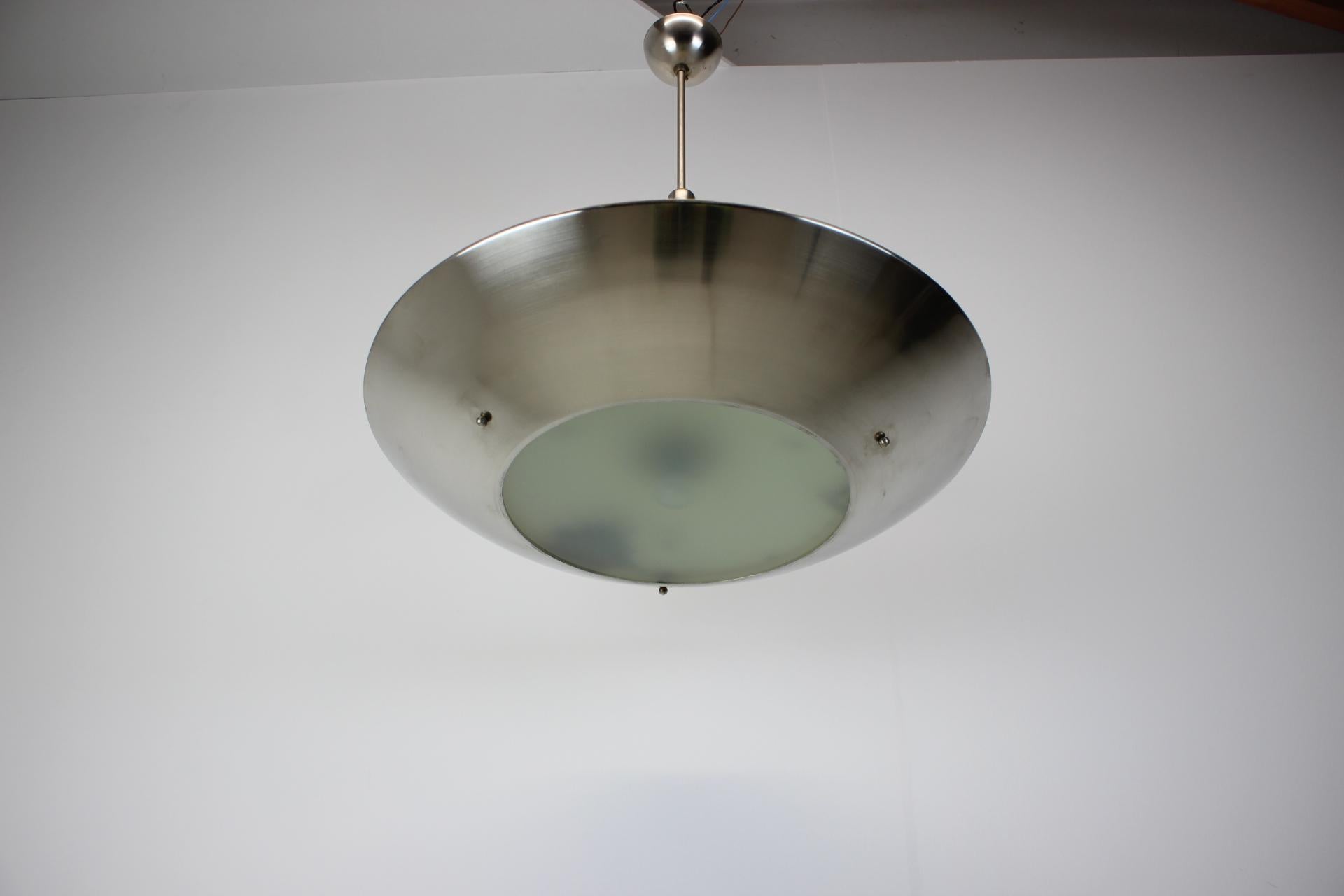 Lampe suspendue chromée de style Art déco, créée par le célèbre designer Franta Anýž. Produit dans l'ancienne Tchécoslovaquie dans les années 1930. Ampoules : 4x E25-E27. Compatible avec le câblage américain.