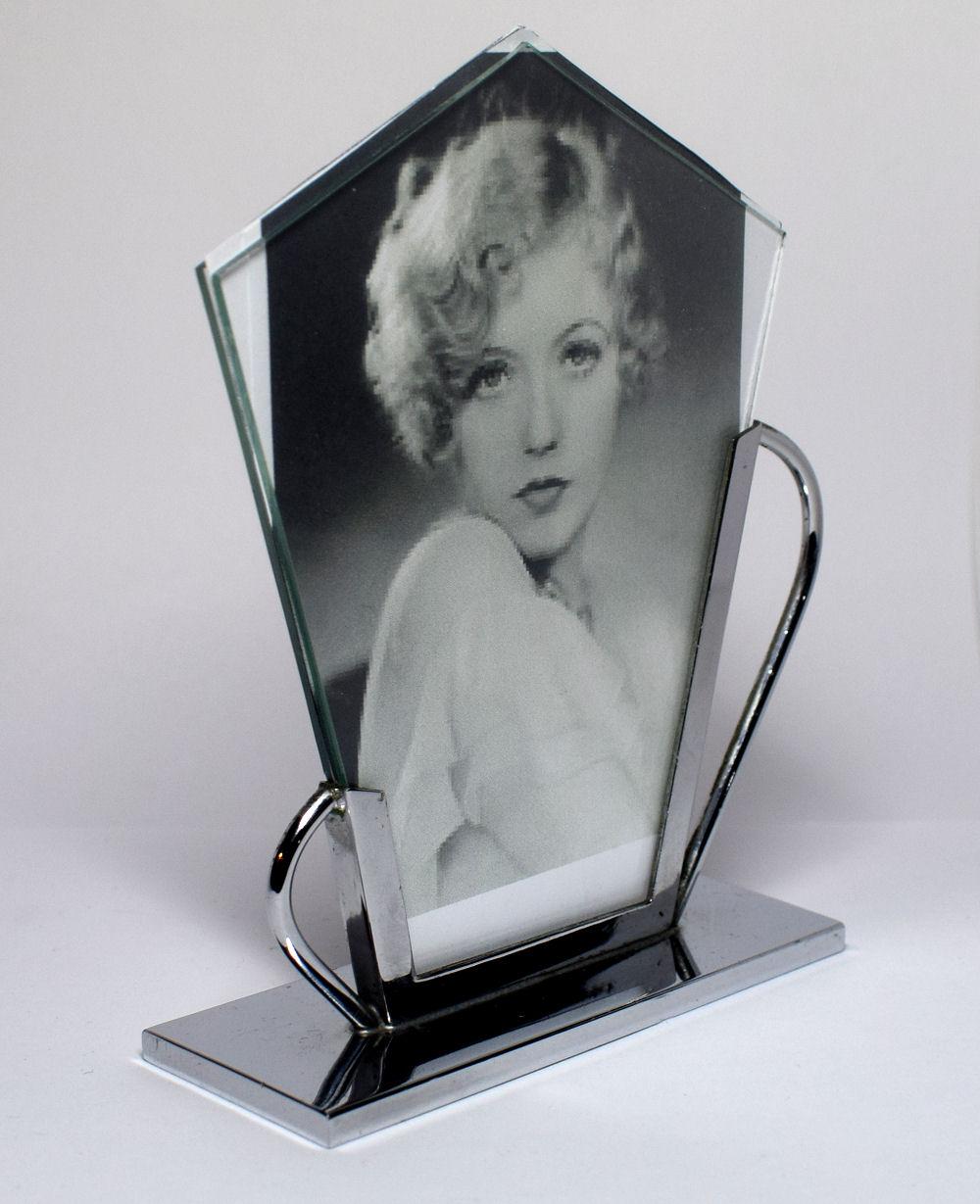 Authentic and very stylish little 1930s Art Deco chrome picture frame originating from the UK. A photograph can be displayed both sides, the photos in the frames are for display purposes only and not original photographs. Condition of the frame is