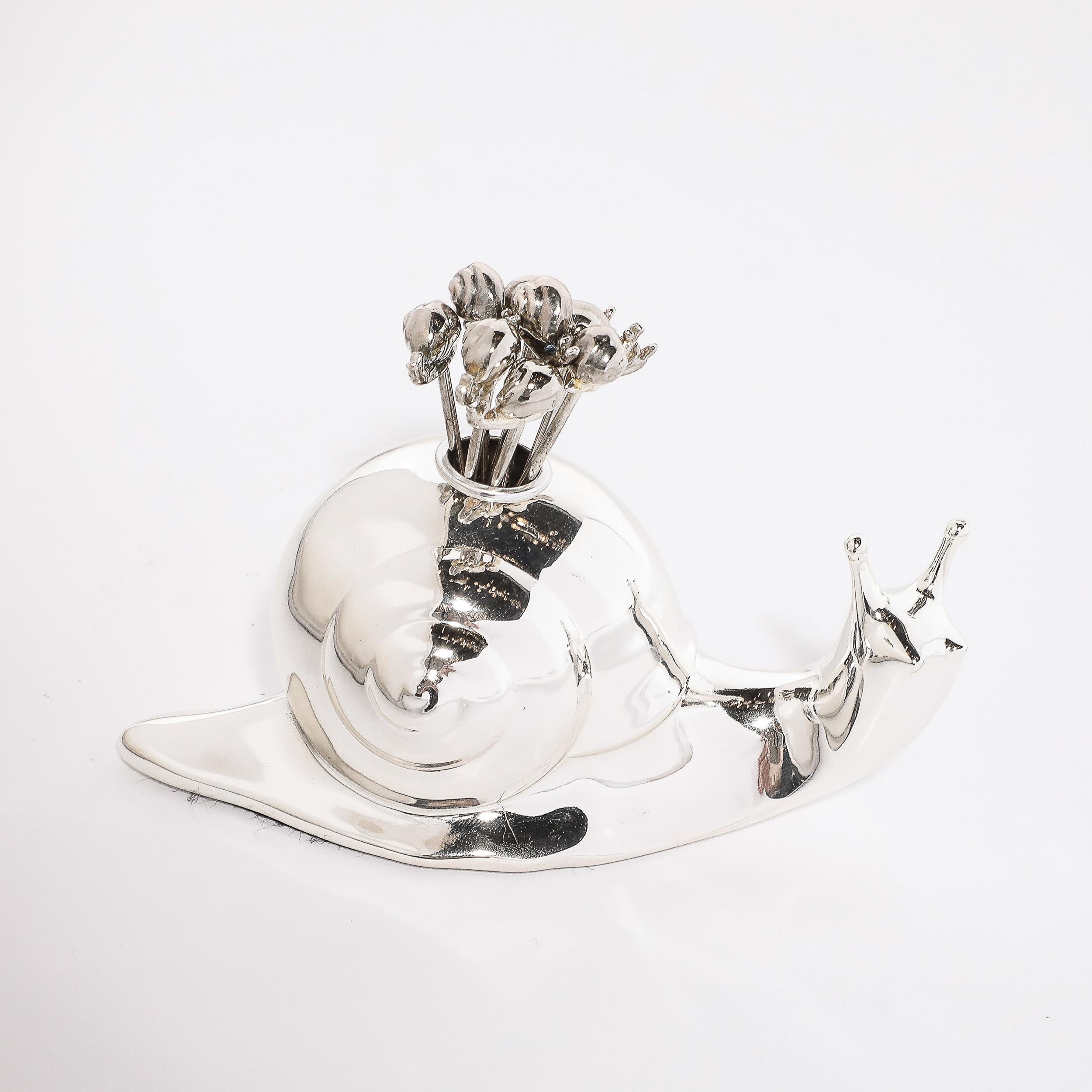 Cet élégant et fantaisiste pic à cocktail/ serveur à escargots Art déco chromé sculpté par Bejnamin Rabier provient des États-Unis, vers 1930. La forme sculpturale arrondie représente un escargot avec la tête légèrement tournée vers la droite, le