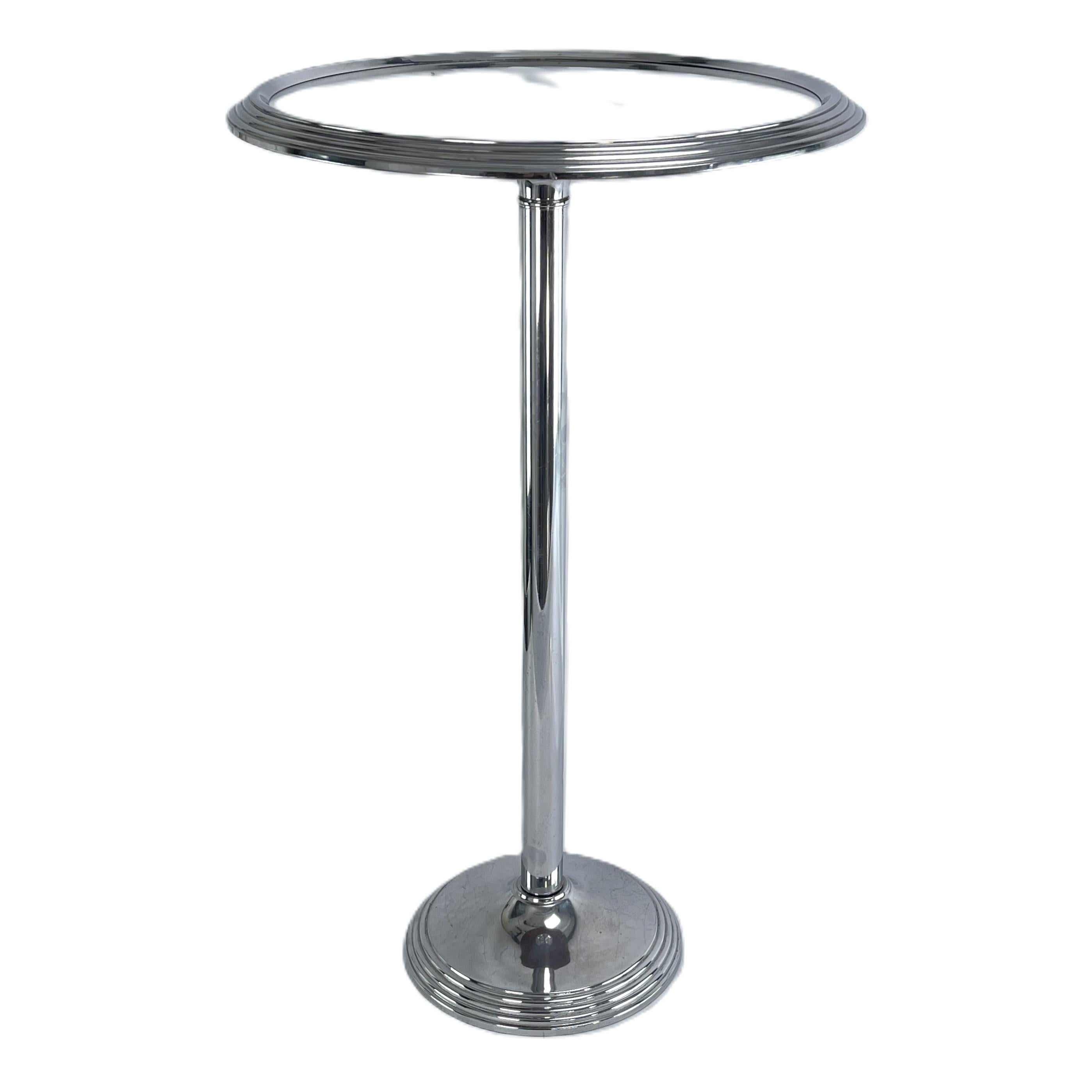 art deco side table - 1930s.

This beautiful, round side table from the 1930s is in the streamline modernist style of Art Deco. The coffee table emphasizes curvy, streamlined shapes.

The cleaned item weights 2.5 kg / 5.51 lbs.