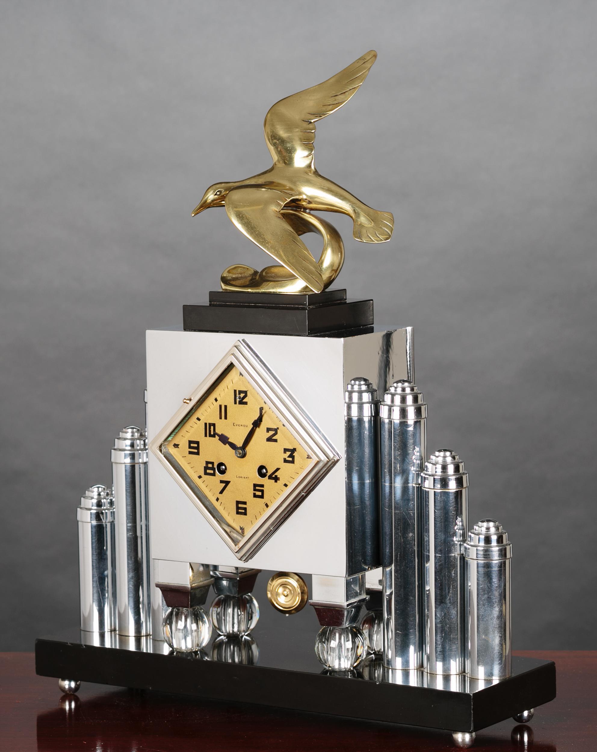 Art Deco ‘Skyscraper’ clock


Fine Art Deco mantel clock surmounted by a gilded flying seagull, standing on chrome ball feet supporting a black marble base with three ascending chrome replica skyscrapers either side of a chrome rectangle resting