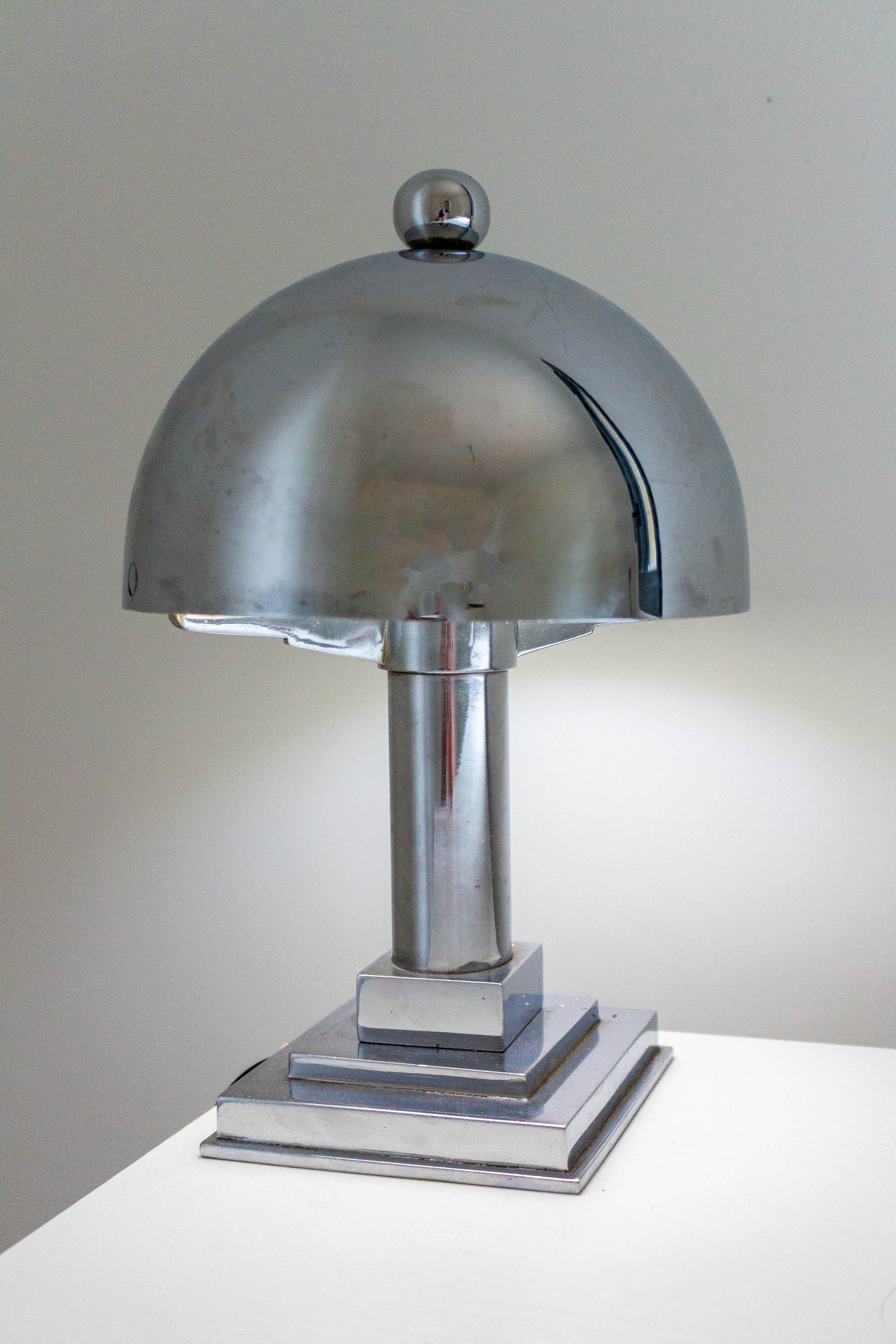 Chrome lamp with tiltable shade Art Deco, circa 1930s
Good vintage condition.
These can be rewired to USA and EU or UK standards.