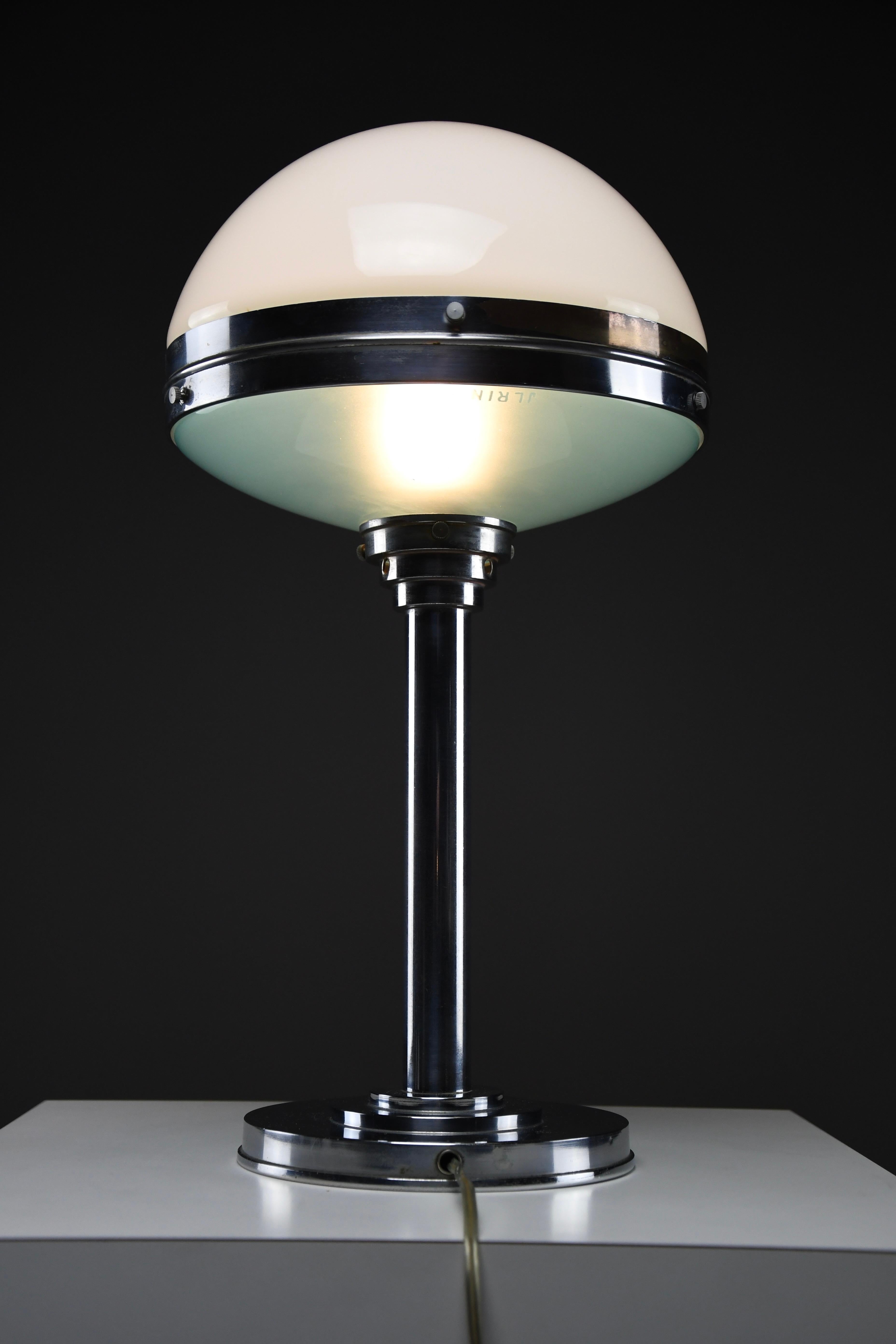 Impresionante lámpara de mesa Art Déco cromada de Bosi & Cie - Model Ilrin 135, Francia Años 30

Eleva tu interior con esta excepcional lámpara de sobremesa Art Déco, una pieza auténtica de la edad de oro del diseño. Este Modelo Ilrin 135 fue