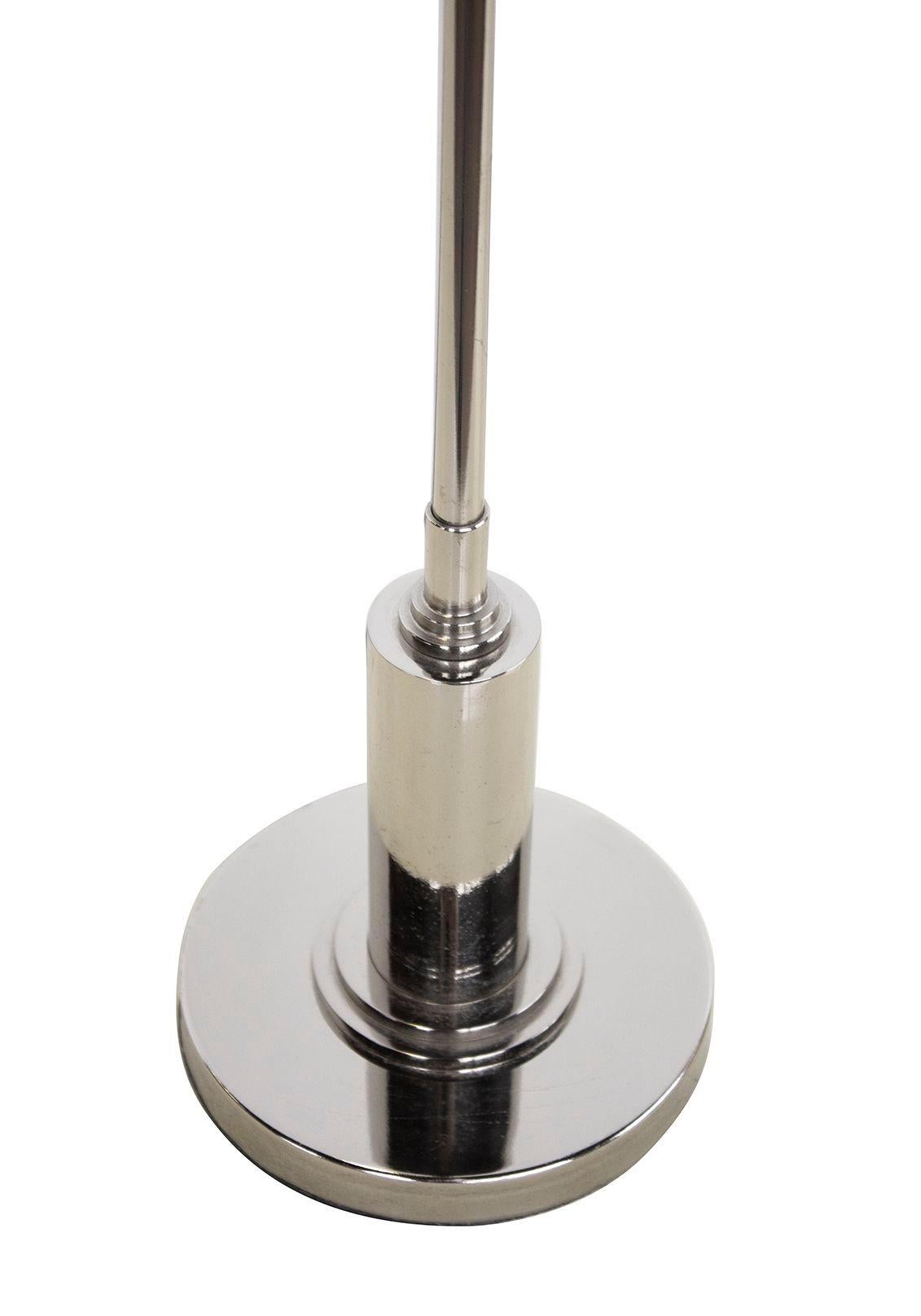 EE.UU., década de 1970
Lámpara de sobremesa de estilo Art Déco en cromo con base ponderada, firmada Kovacs Lighting. Fabricado en EE.UU. Iluminación de alta calidad fabricada en EE.UU. con un diseño sustancial pero minimalista. Viene con el arpa