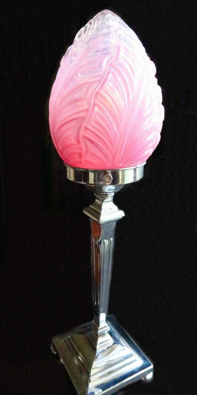 Lampe de table chromée Art Déco originale datant des années 1930. Cette magnifique lampe présente une colonne, une base et une galerie chromées, ainsi qu'un superbe abat-jour en opaline rose. Idéal comme lampe de chambre ou de coiffeuse. La lampe