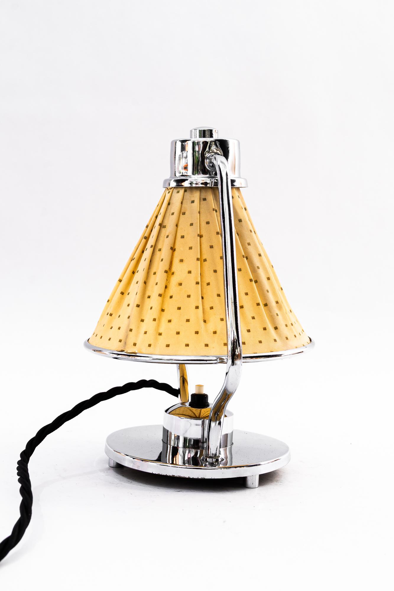 Lampe de table Art Déco chromée avec abat-jour en tissu vienne vers 1920 3
