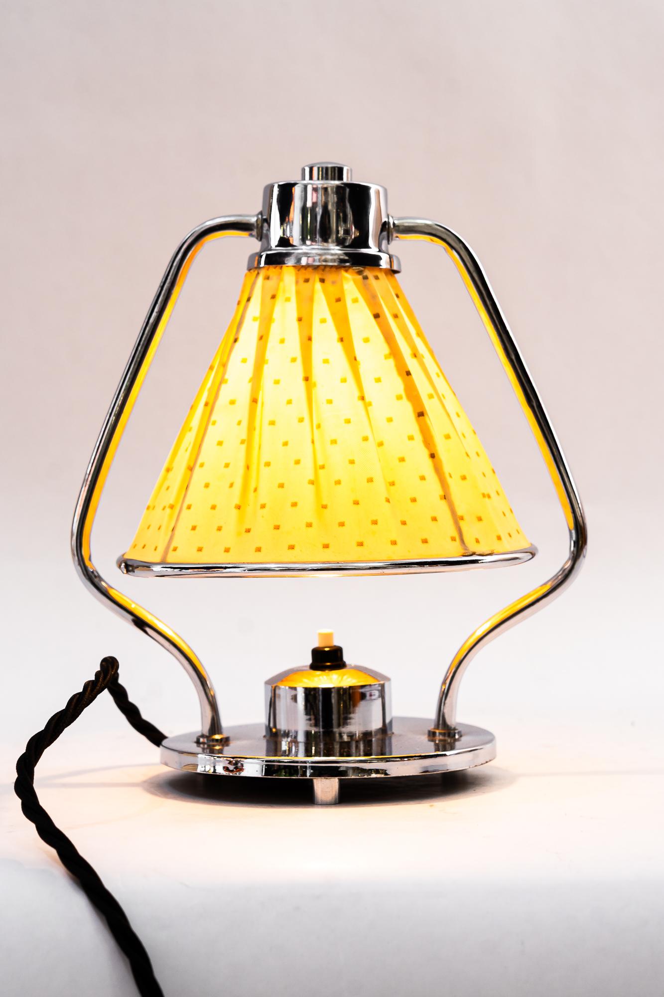 Lampe de table Art Déco chromée avec abat-jour en tissu vienne vers 1920 9
