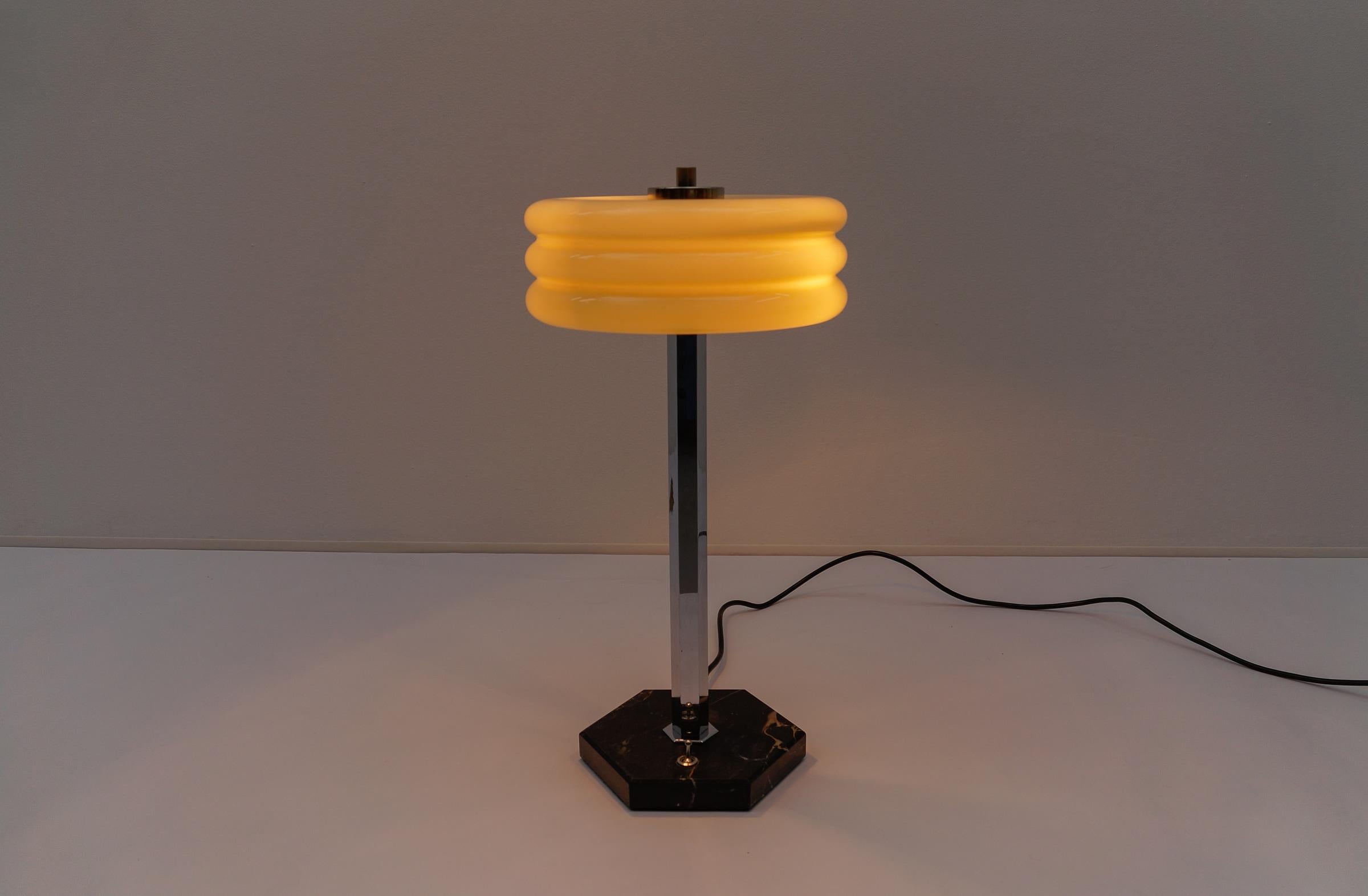 Art Deco Chrome Table Lamp with Glass Shade and Marble Base, 1940s, Germany

Executed in massive brass, the lamp comes with 2 x E27 / E26 Edison screw fit bulb sockets, is wired, in working condition and runs both on 110 / 230 volt.

Good original