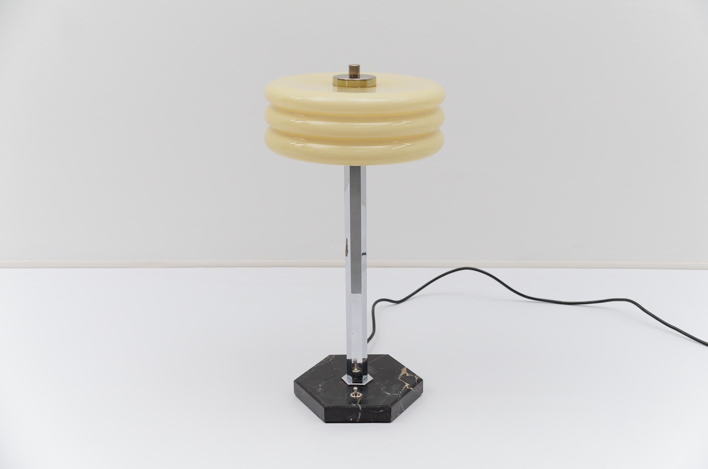 Art Deco Chrome Table Lamp with Glass Shade and Marble Base, 1940s, Germany In Good Condition For Sale In Nürnberg, Bayern