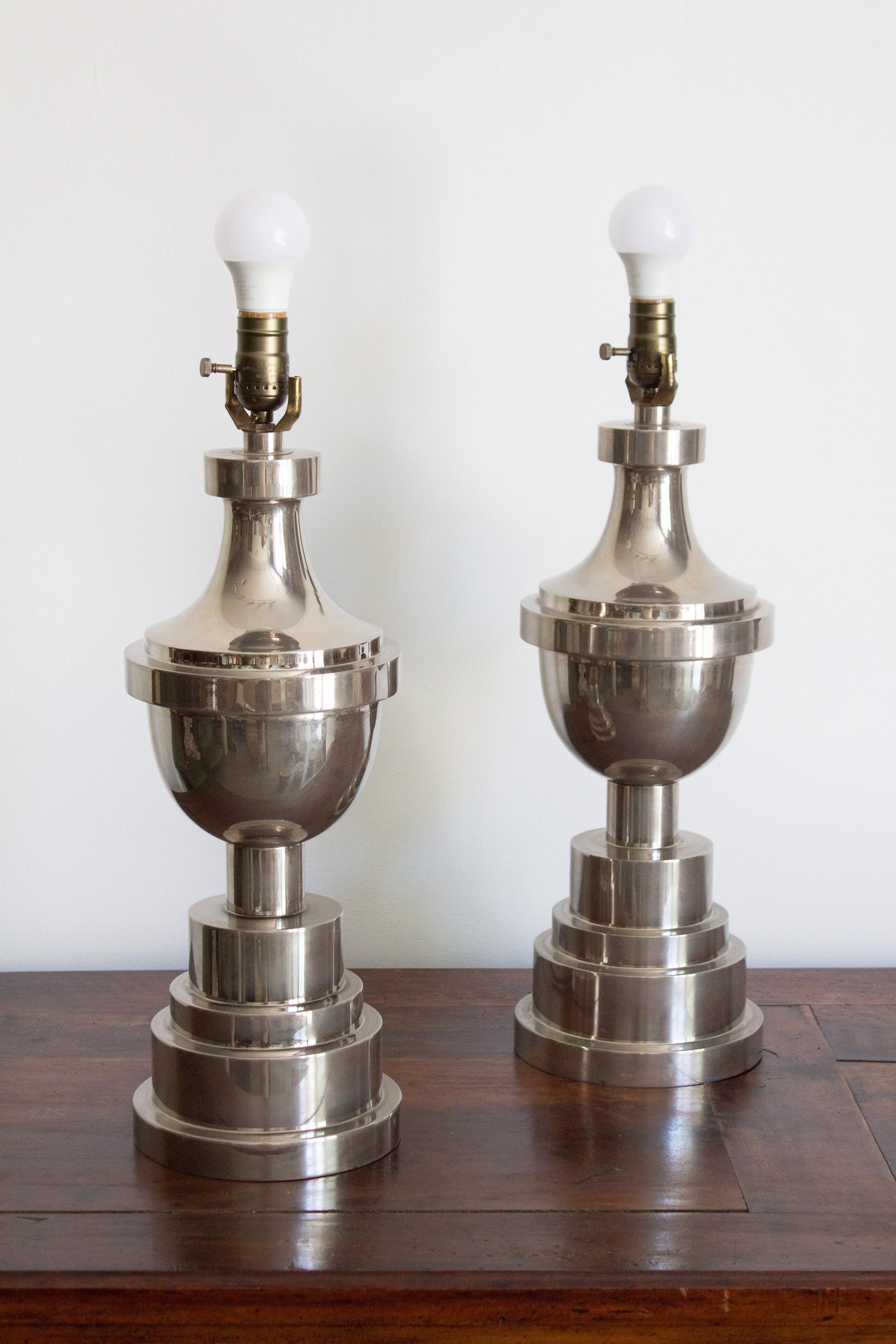Paire de lampes de table Art déco en chrome en vente 8
