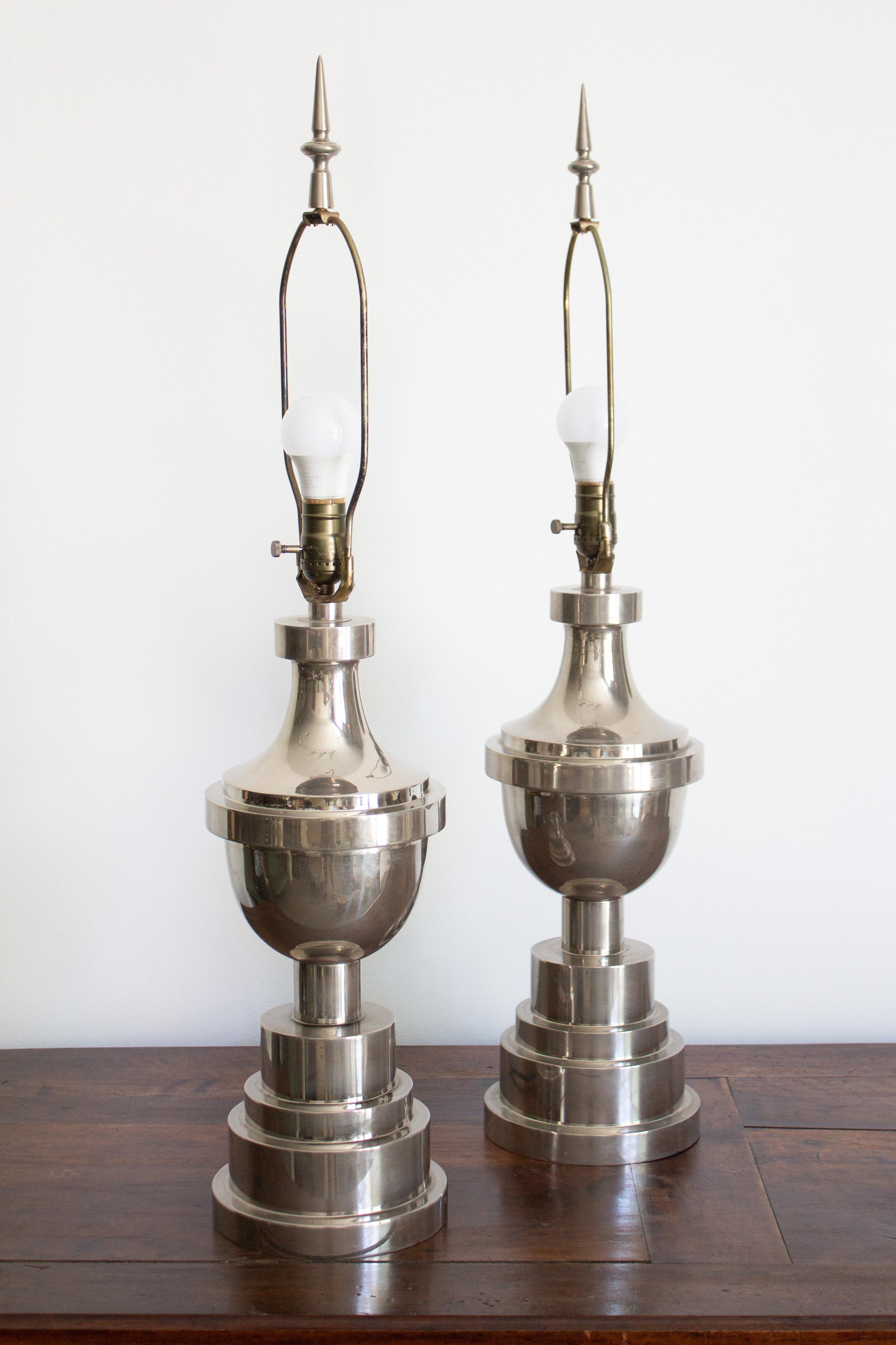 Paire de lampes de table Art déco en chrome en vente 9