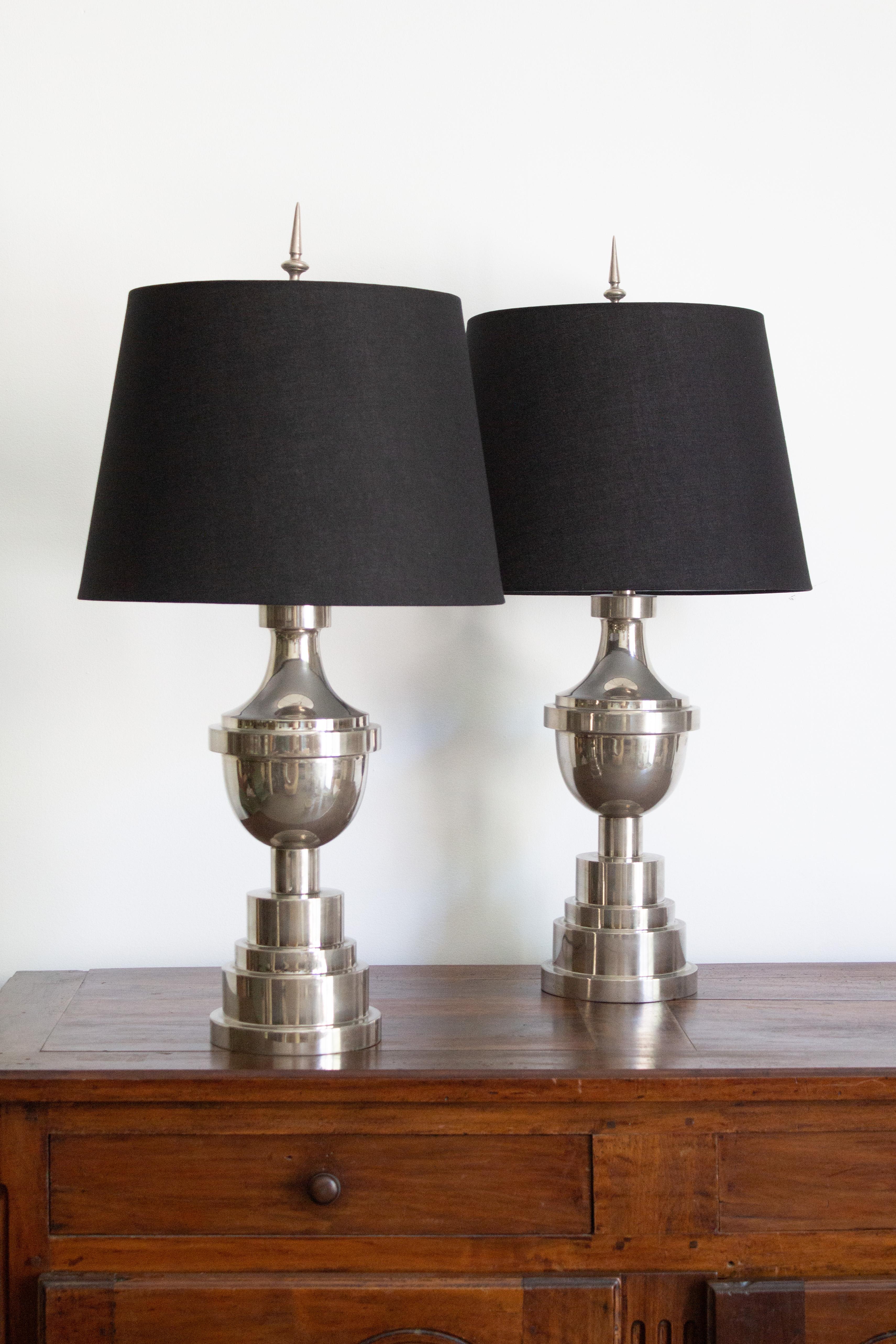 Paire de lampes de table Art Déco/de l'époque du Machin en chrome. Silhouette architecturale en forme d'urne. Corde en tissu actualisée. Comprend les harpes et les épis de faîtage. Les abat-jour ne sont pas inclus.