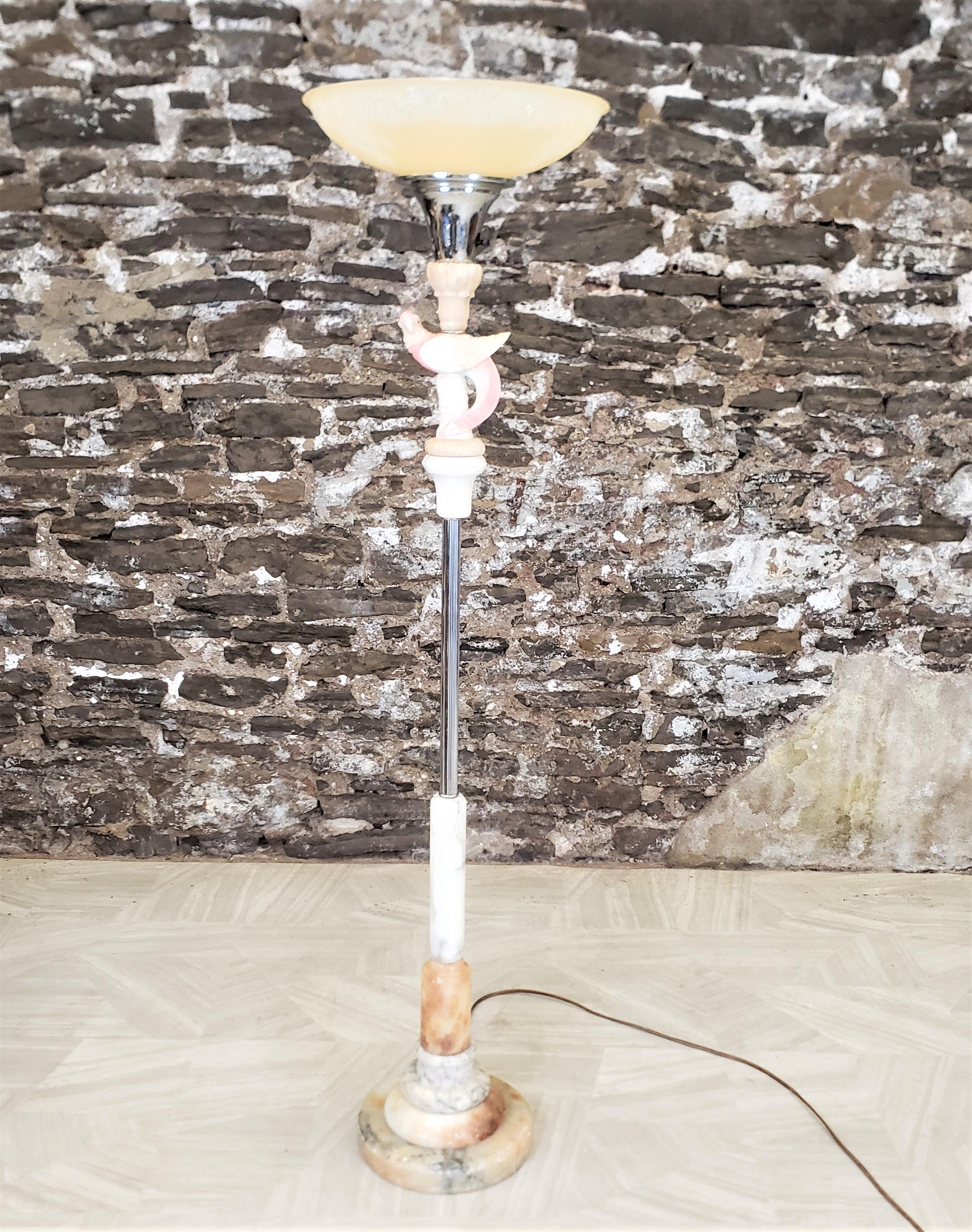 Chrom-Torchiere-Stehlampe im Art déco-Stil mit geschnitztem Papagei und gestapeltem Marmorsockel (amerikanisch) im Angebot