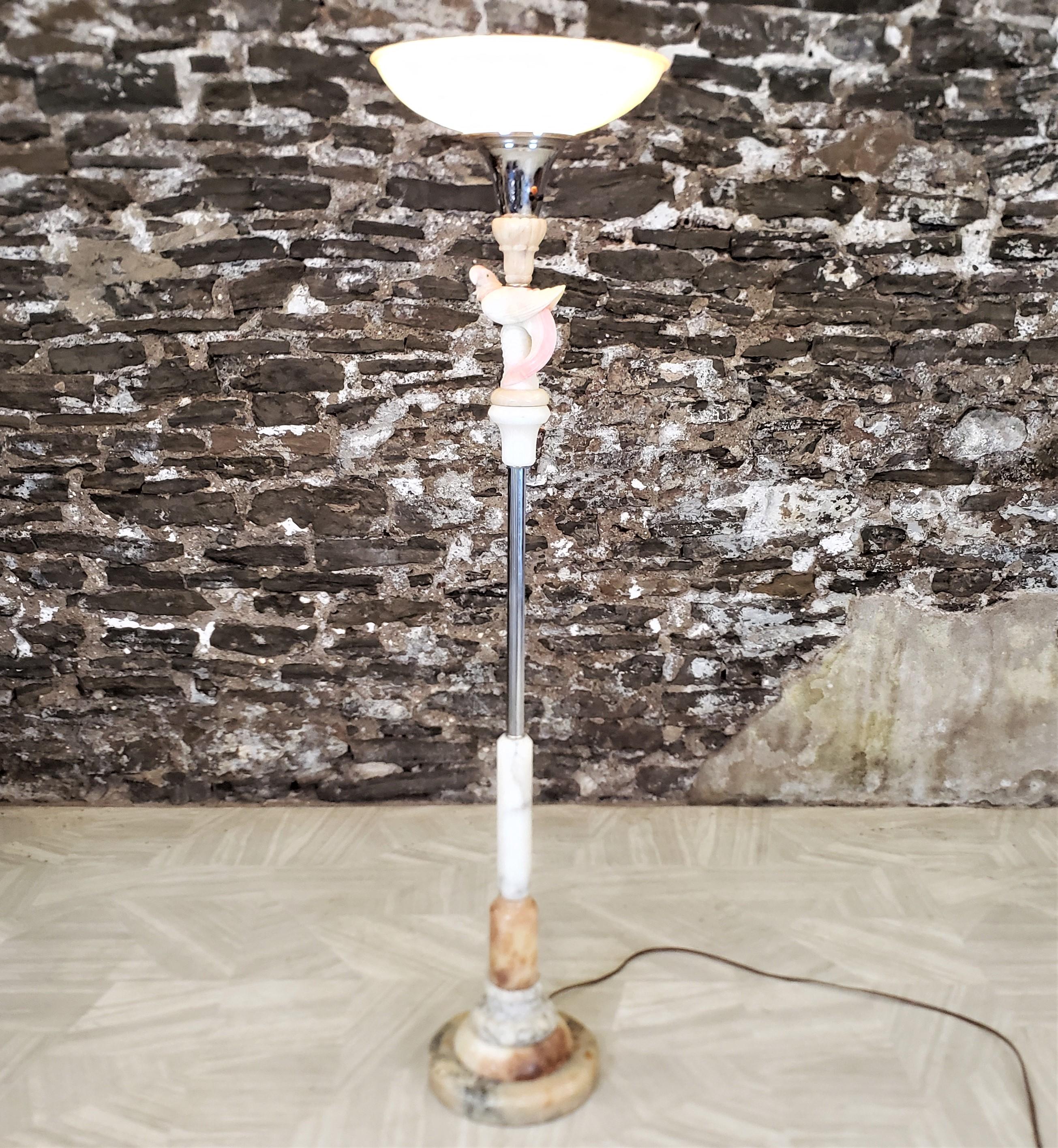 Chrom-Torchiere-Stehlampe im Art déco-Stil mit geschnitztem Papagei und gestapeltem Marmorsockel (Handgefertigt) im Angebot