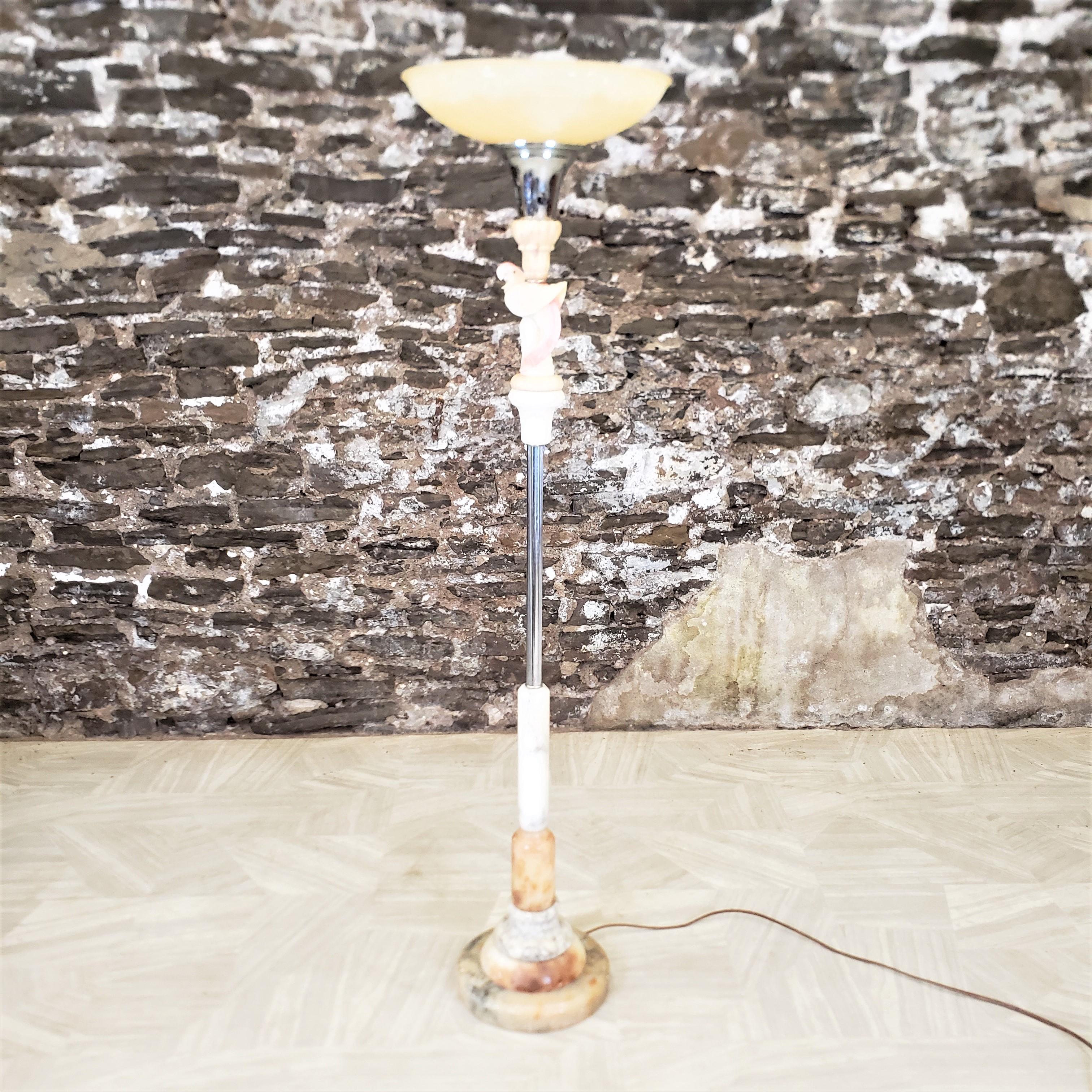 Lampadaire torchère Art Déco chromé avec perroquet sculpté et base en marbre empilée Bon état - En vente à Hamilton, Ontario
