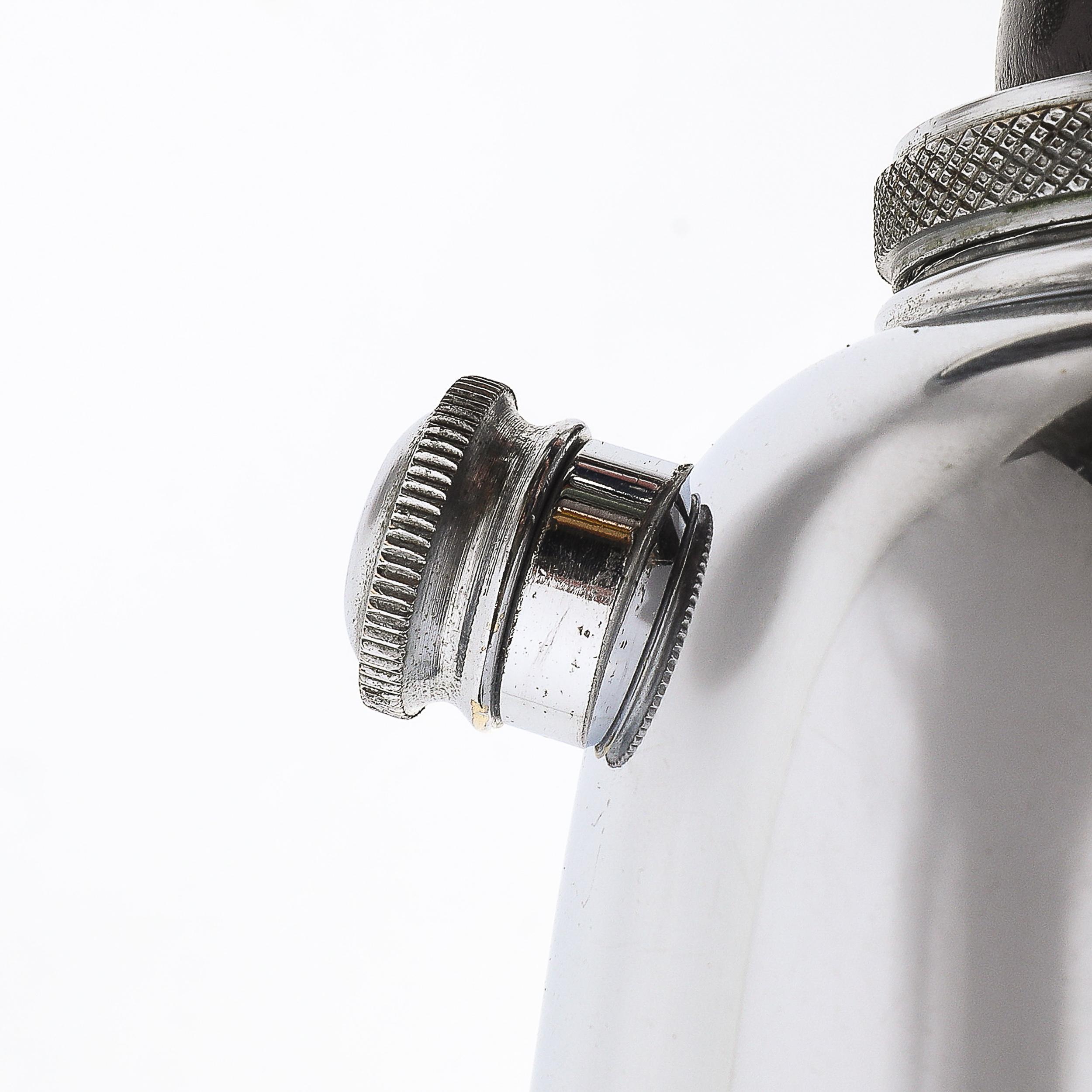 Shaker à cocktail en forme de cloche de Townes chromé Art Déco avec poignée en noyer ébonisé en vente 6