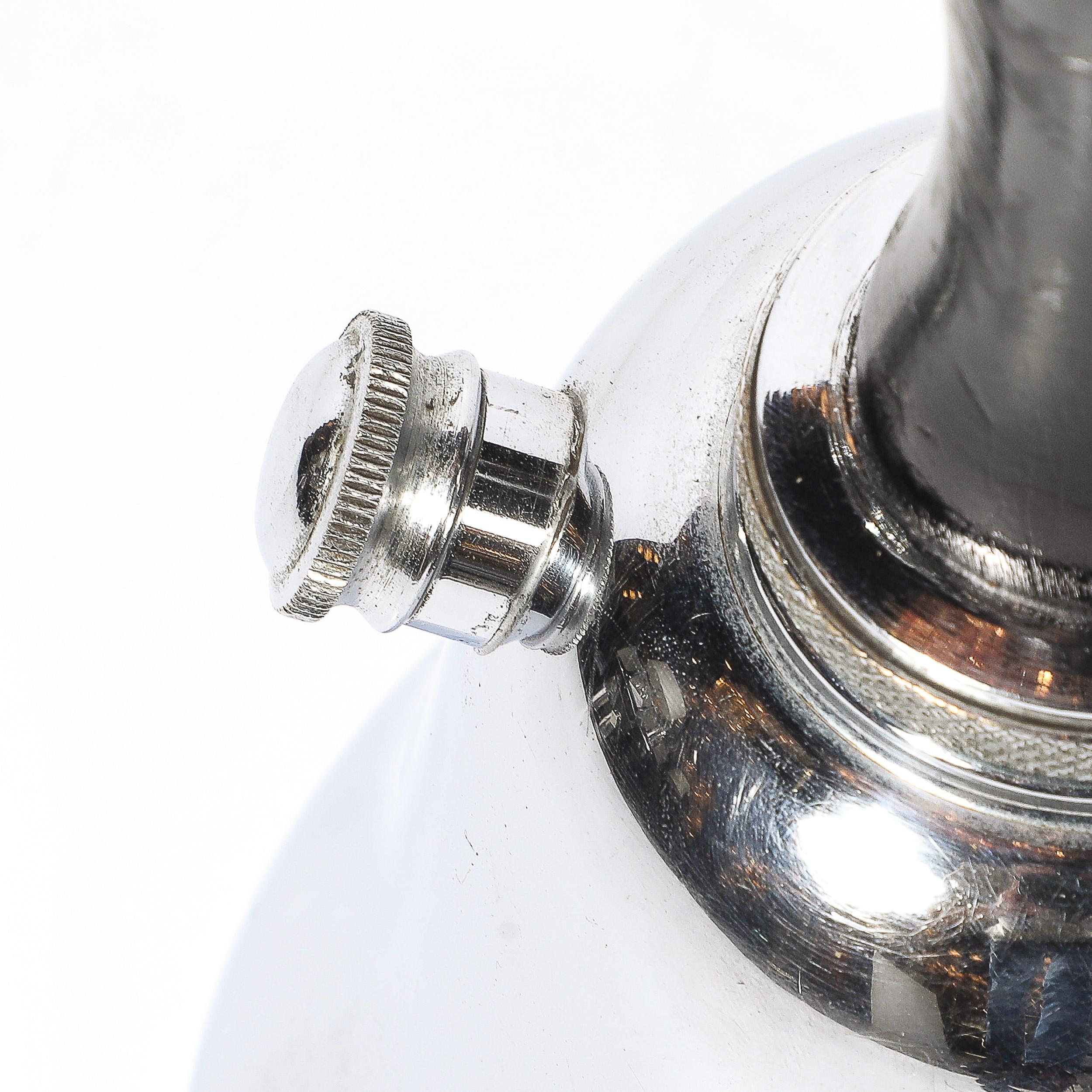 Shaker à cocktail en forme de cloche de Townes chromé Art Déco avec poignée en noyer ébonisé Excellent état - En vente à New York, NY