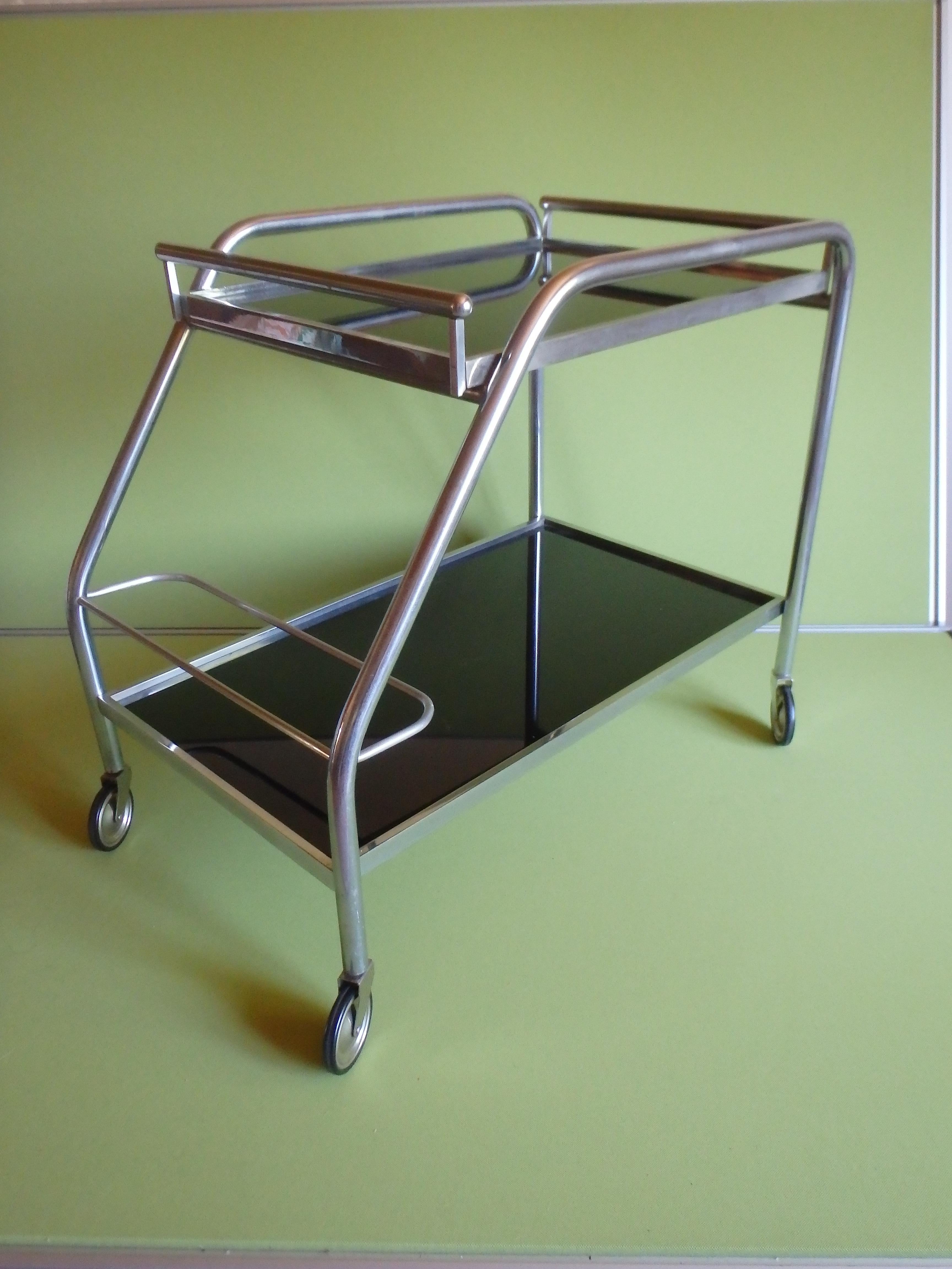 Verre Chariot Art déco chromé avec verre noir et plateau de service amovible en vente