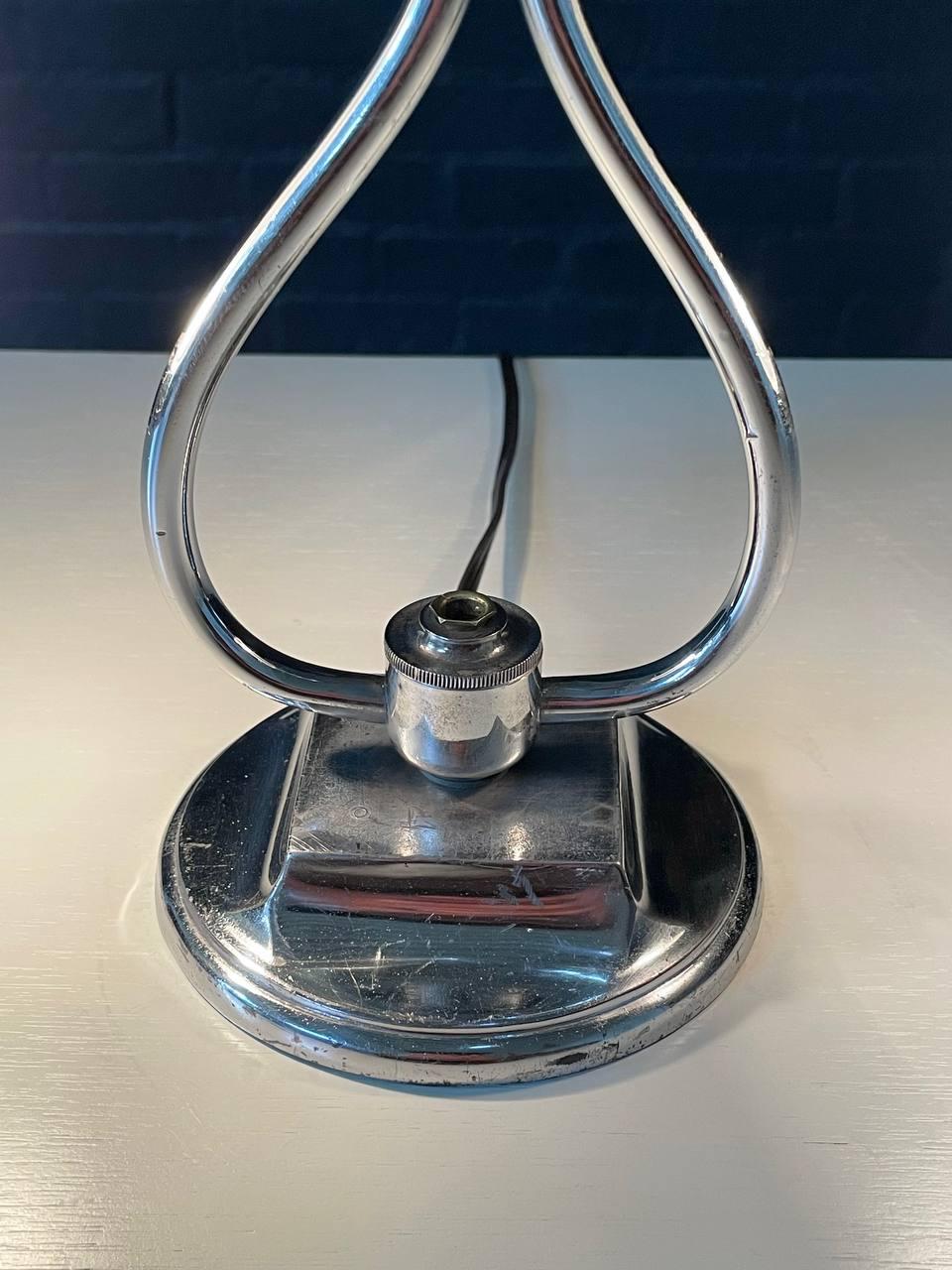 Lámpara de Escritorio Art Decó Cromada de Dos Brazos con Pantallas de Cristal Esmerilado en venta 2