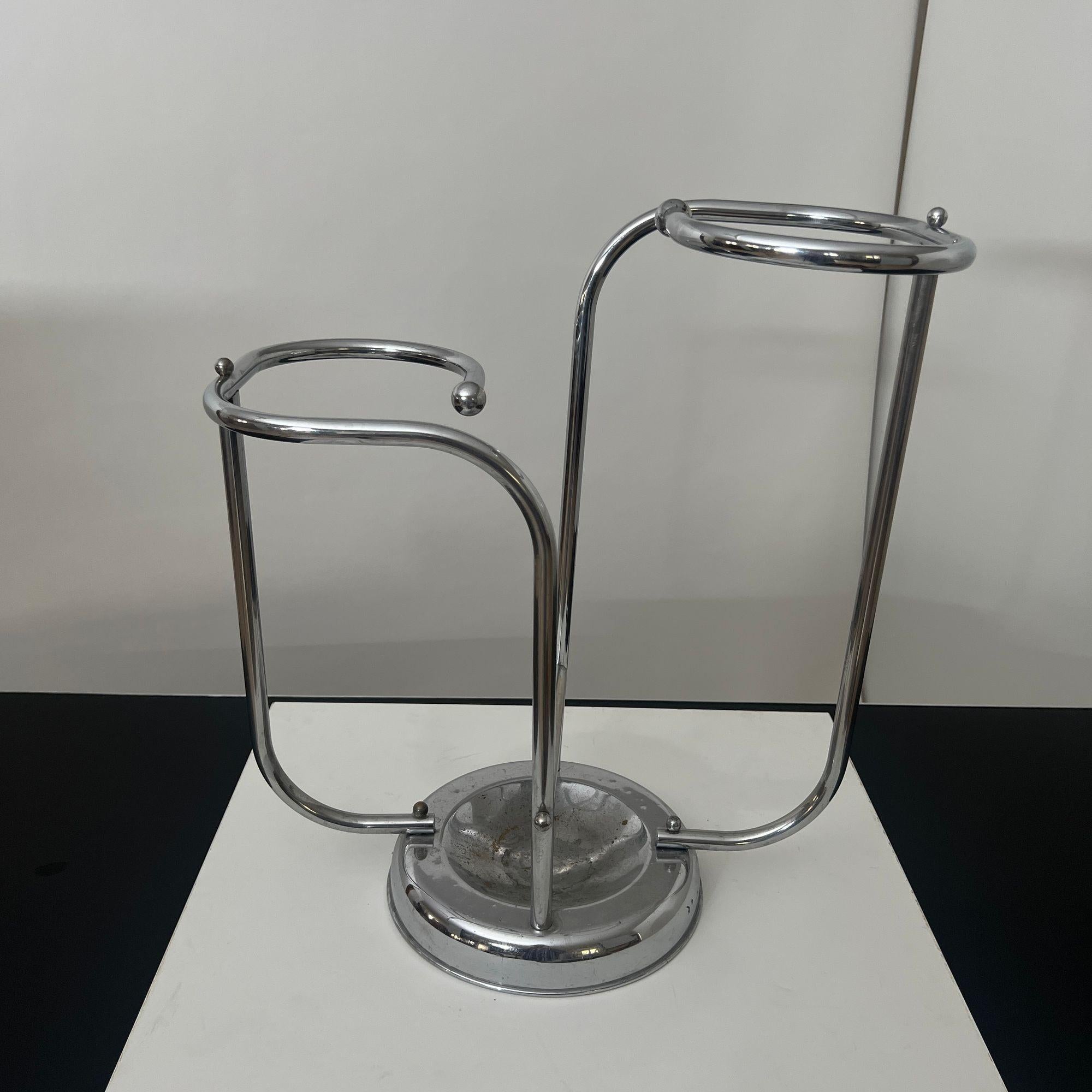 Beautiful and practical Art Deco umbrella stand in chrome-plated tubular steel from Belgium around 1930.
Good condition of the chrome, scratches and slight rust spots on the base at the bottom.
Manufacturer: attributed to Demeyere,