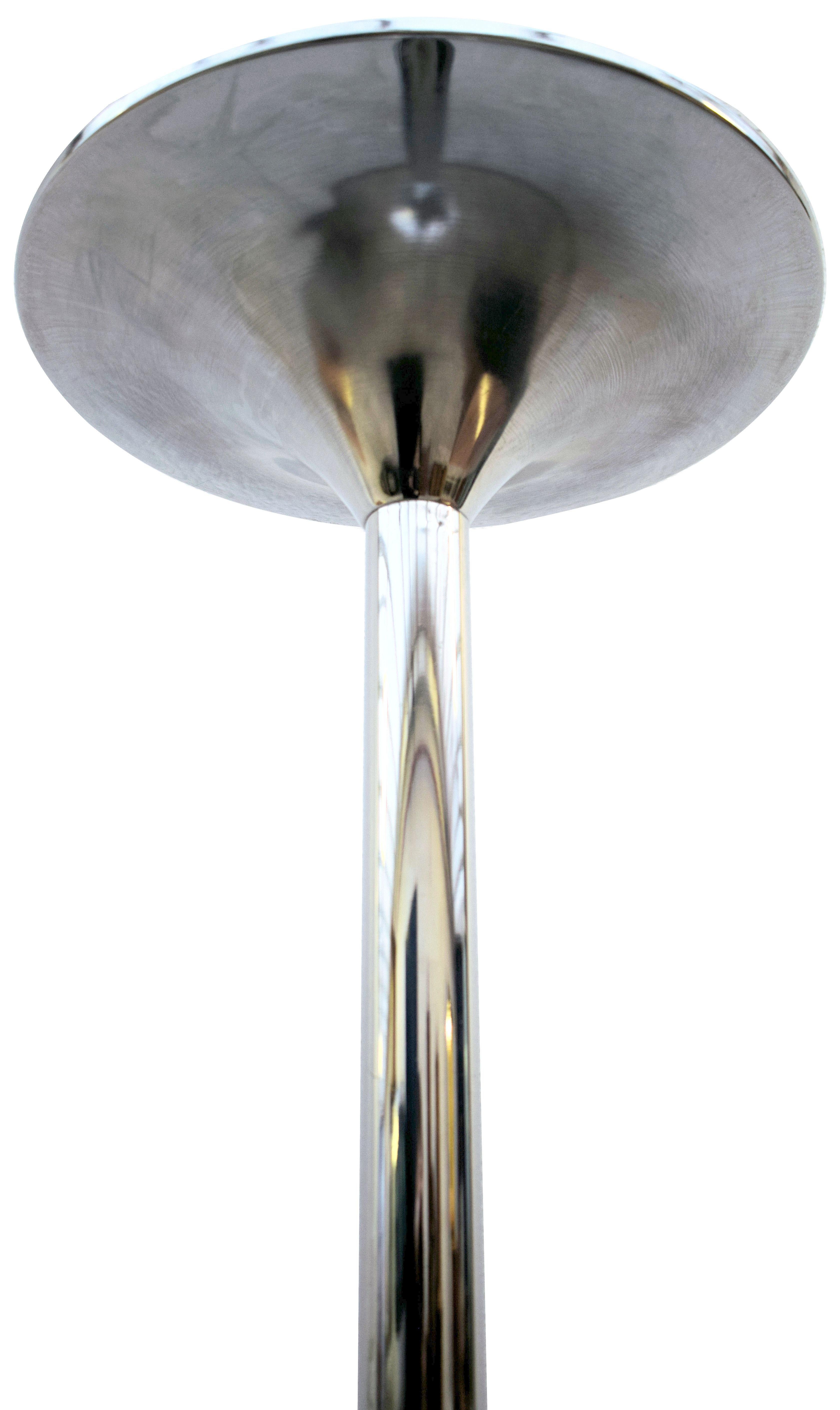 Super stylische englische Art Deco Stehlampe aus den 1930er Jahren in Chrom. Eine fabelhaft gestylte Lampe mit einer trompetenförmigen Chromhaube / Schirm und Sockel, der beschwert ist. Alles völlig authentisch. Diese fabelhaften Deckenstrahler
