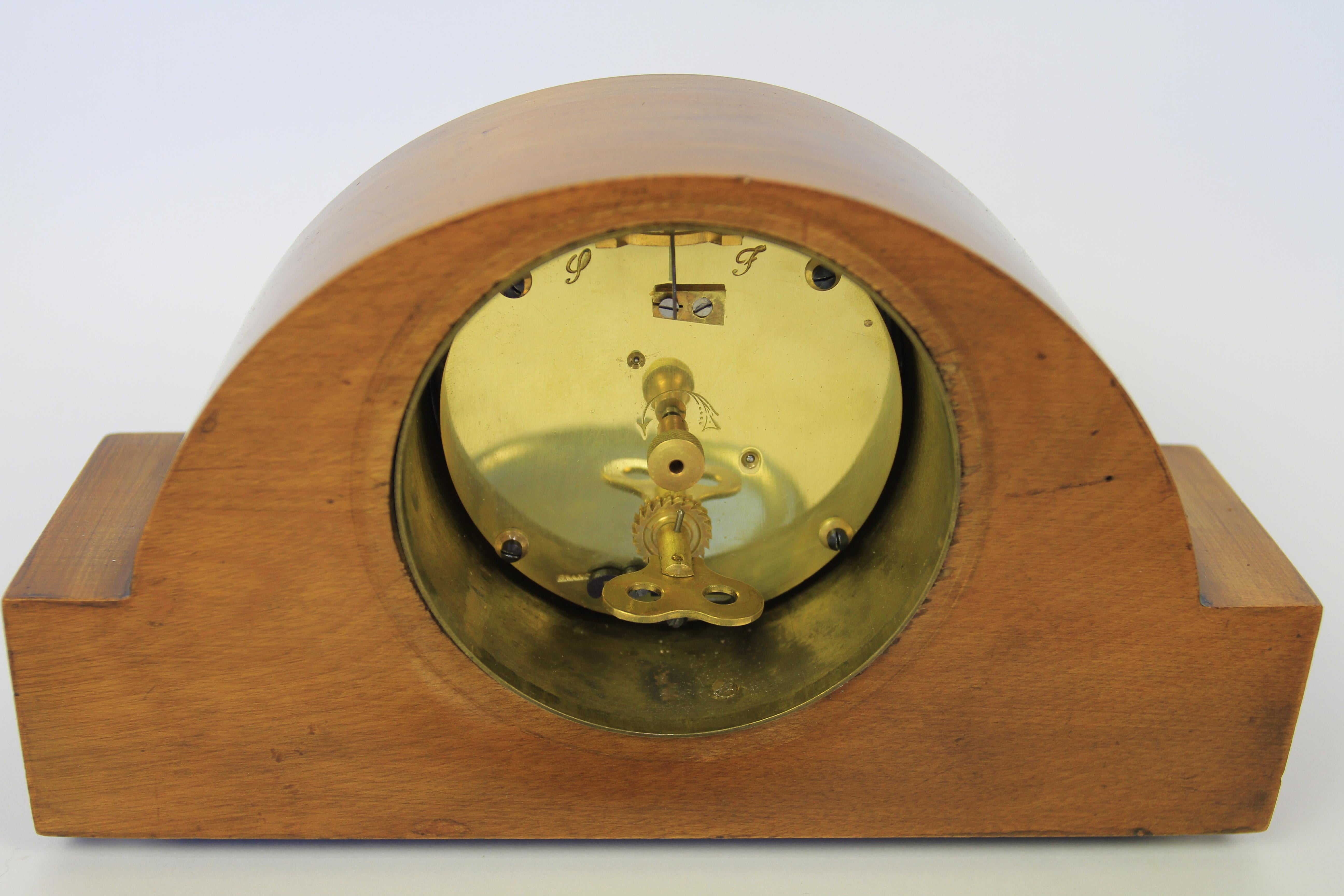 Britannique Art déco chrome et noyer  Horloge de cheminée en marqueterie  en vente