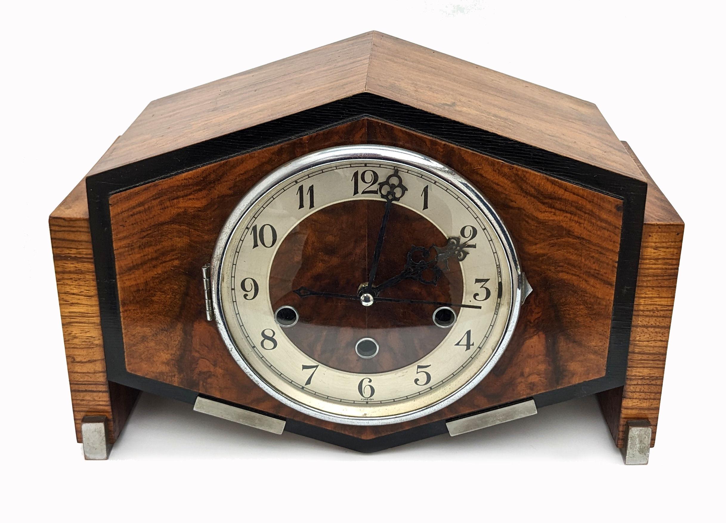 Für Ihre Betrachtung ist dieses sehr stilvolle 1930's Art Deco Mantel Uhr in England gemacht. Eine großartige kantige Form und aus Nussbaum mit Chromakzenten macht diese Uhr wirklich perfekt. Das Uhrwerk, das mit einem Pendel aufgezogen wurde  wurde