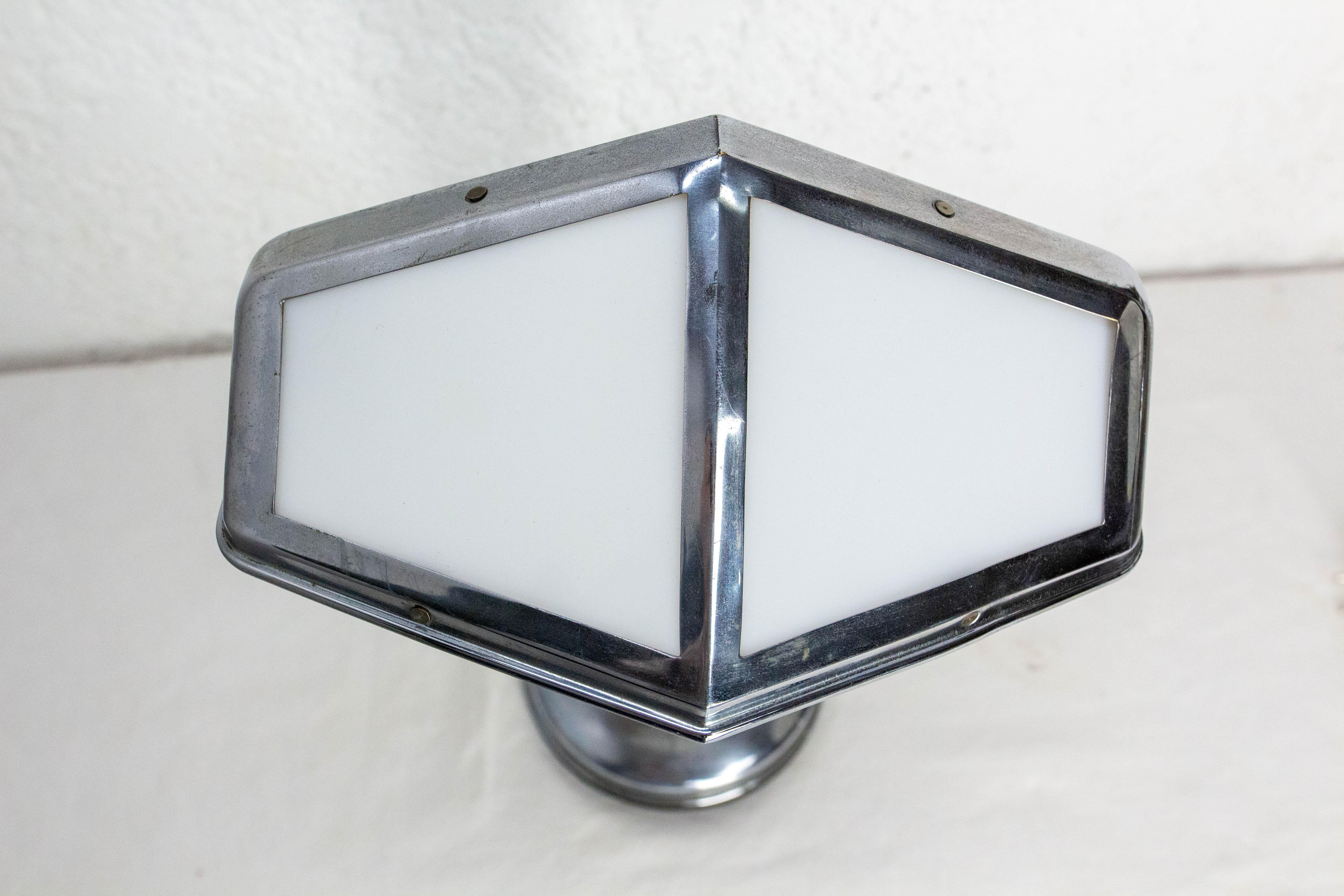 Art Deco Chrome & White Plexiglass Pirouett Table Lamp, 1930 For Sale 4