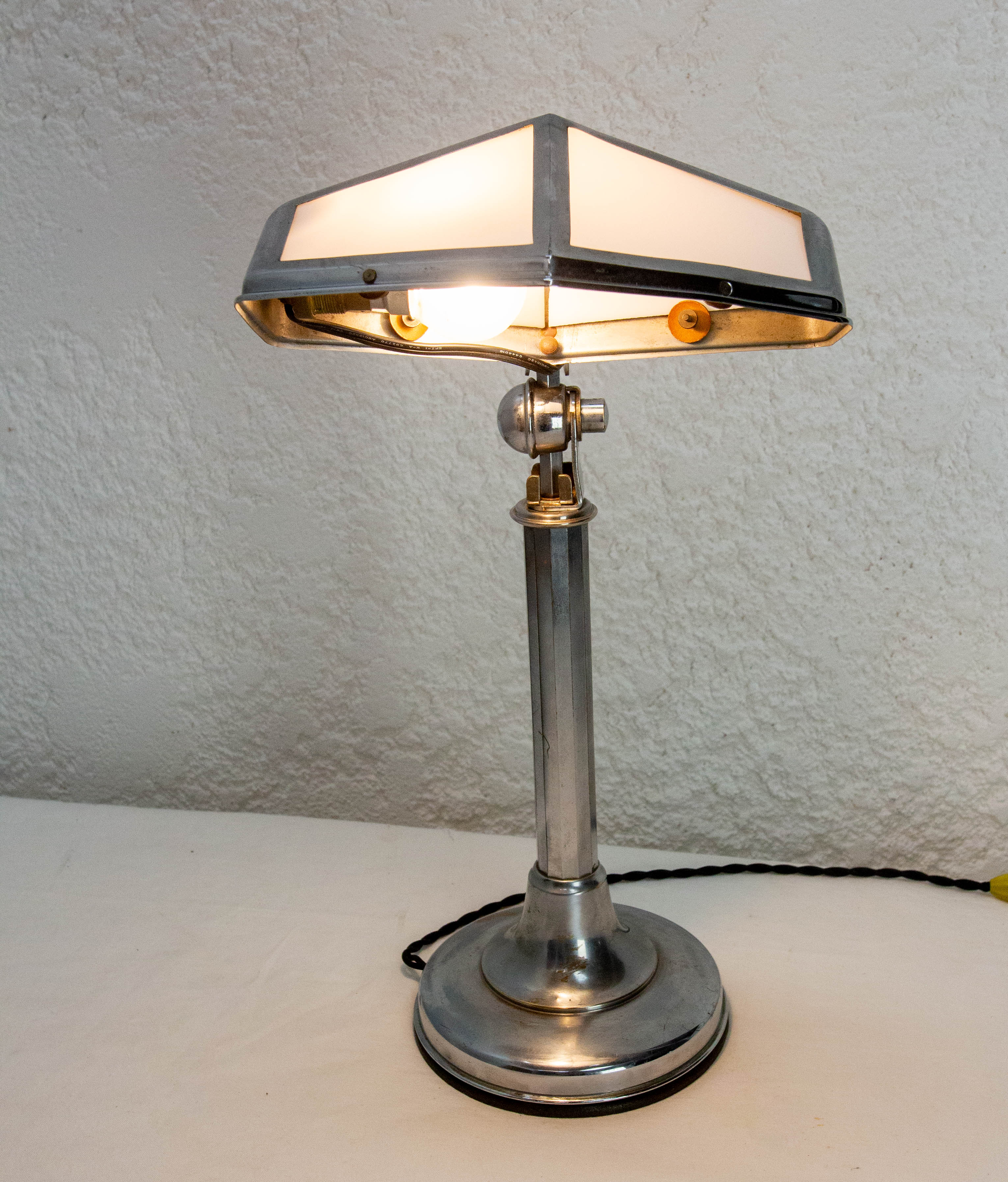 Chrome and plexiglass lamp.
Art Deco, circa 1930s
The lamp can be repositioned.
Good antique condition.
This can be used with USA and EU or UK standards.
The bulb will not be furnished.