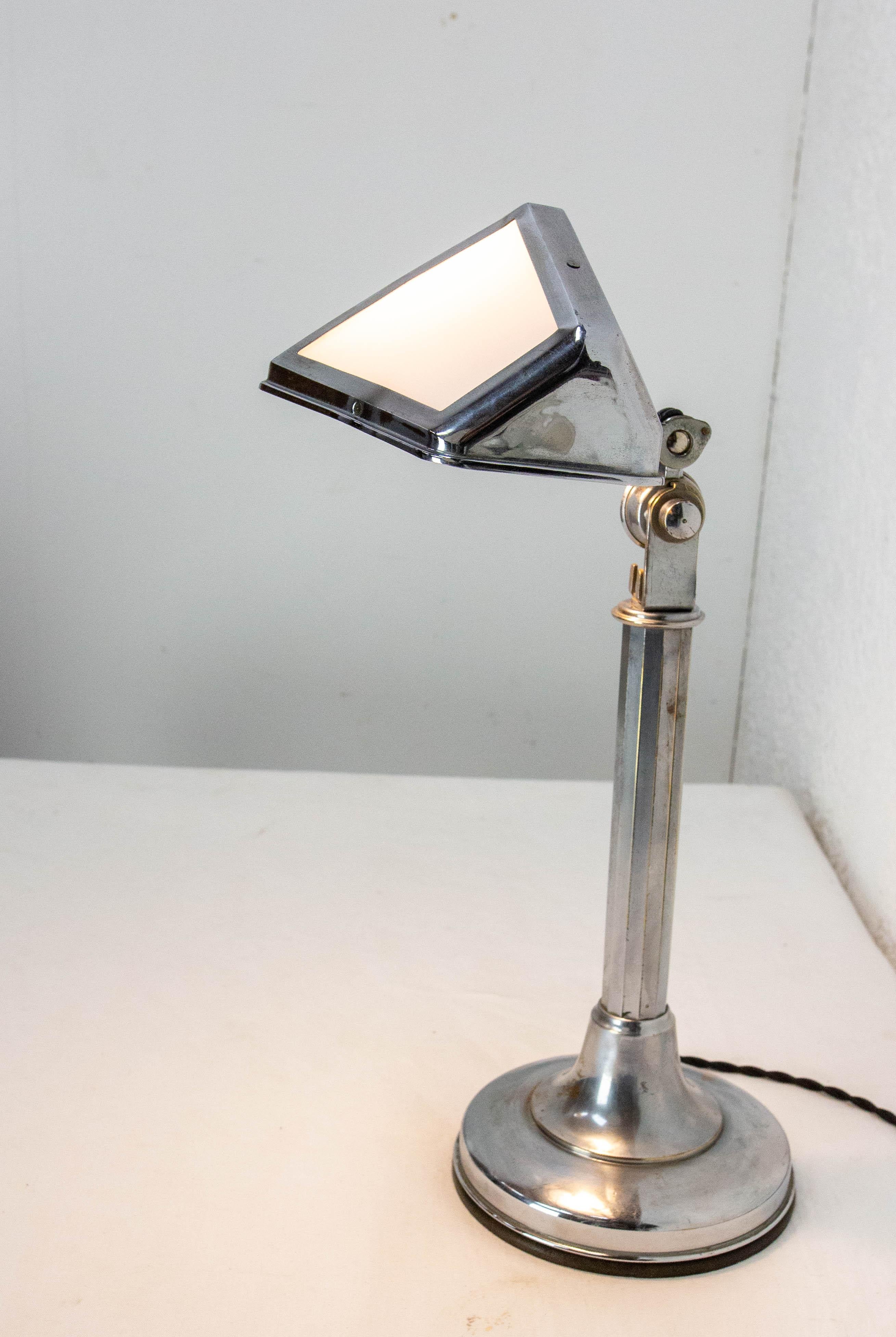 Art Deco Chrome & White Plexiglass Pirouett Table Lamp, 1930 In Good Condition For Sale In Labrit, Landes