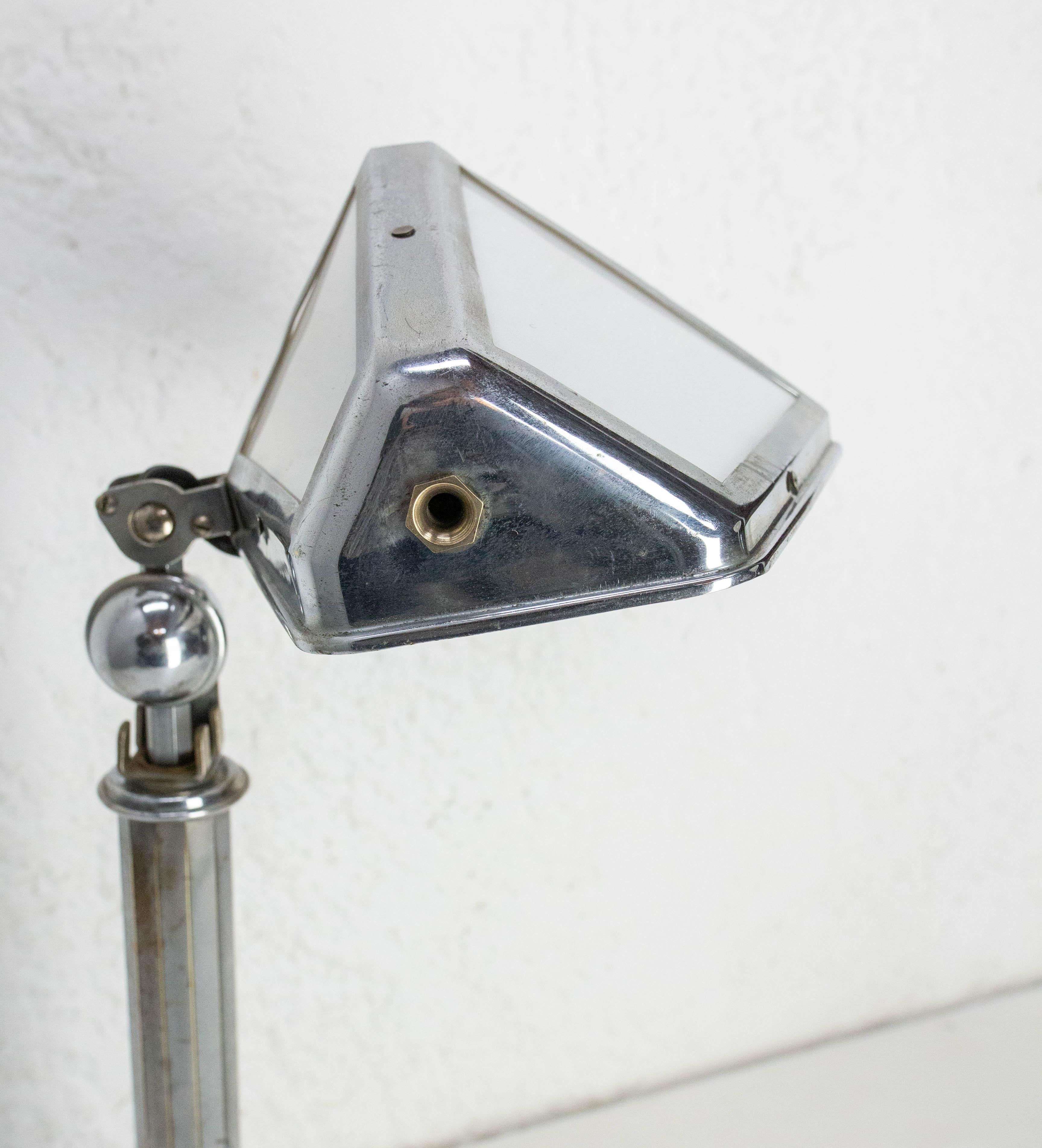 Art Deco Chrome & White Plexiglass Pirouett Table Lamp, 1930 For Sale 2