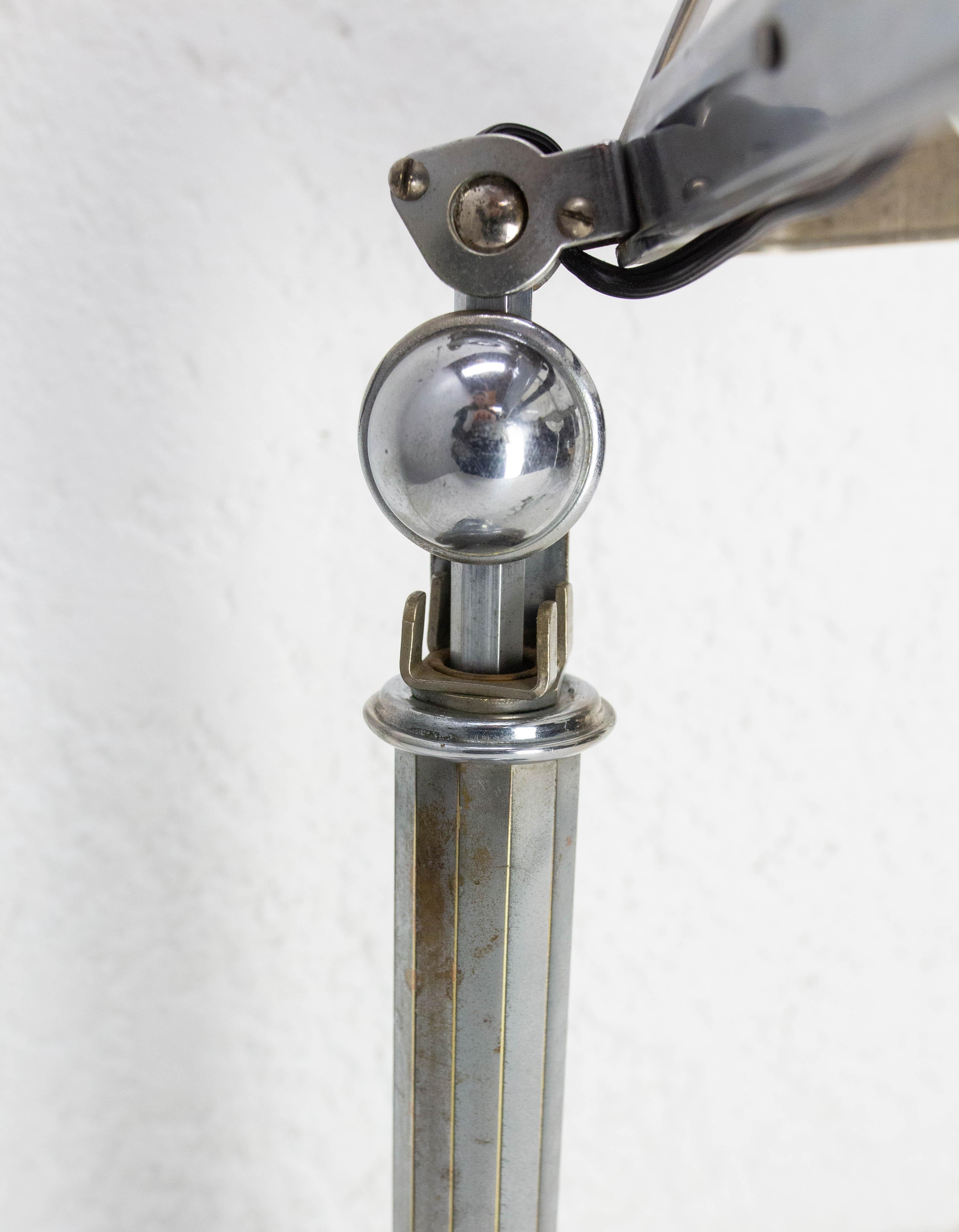 Art Deco Chrome & White Plexiglass Pirouett Table Lamp, 1930 For Sale 3