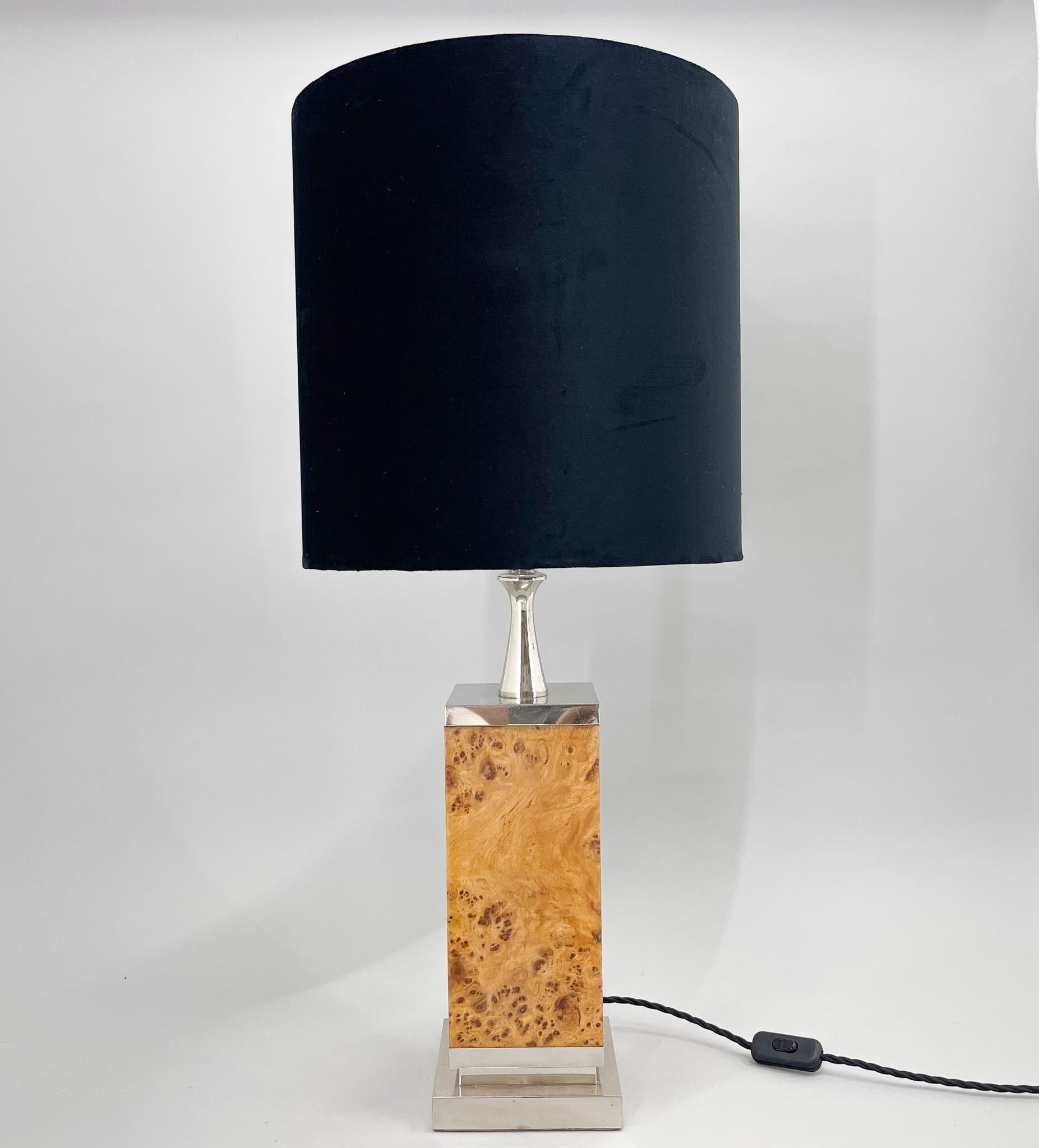 Belle lampe de table ou de chevet art déco de l'ancienne Tchécoslovaquie. Fabriqué en chrome et en bois. 
La lampe a été restaurée, dispose d'un nouveau câblage et d'un nouvel abat-jour fait main. 
Ampoule : 1 x E25-E27. Adaptateur pour prise