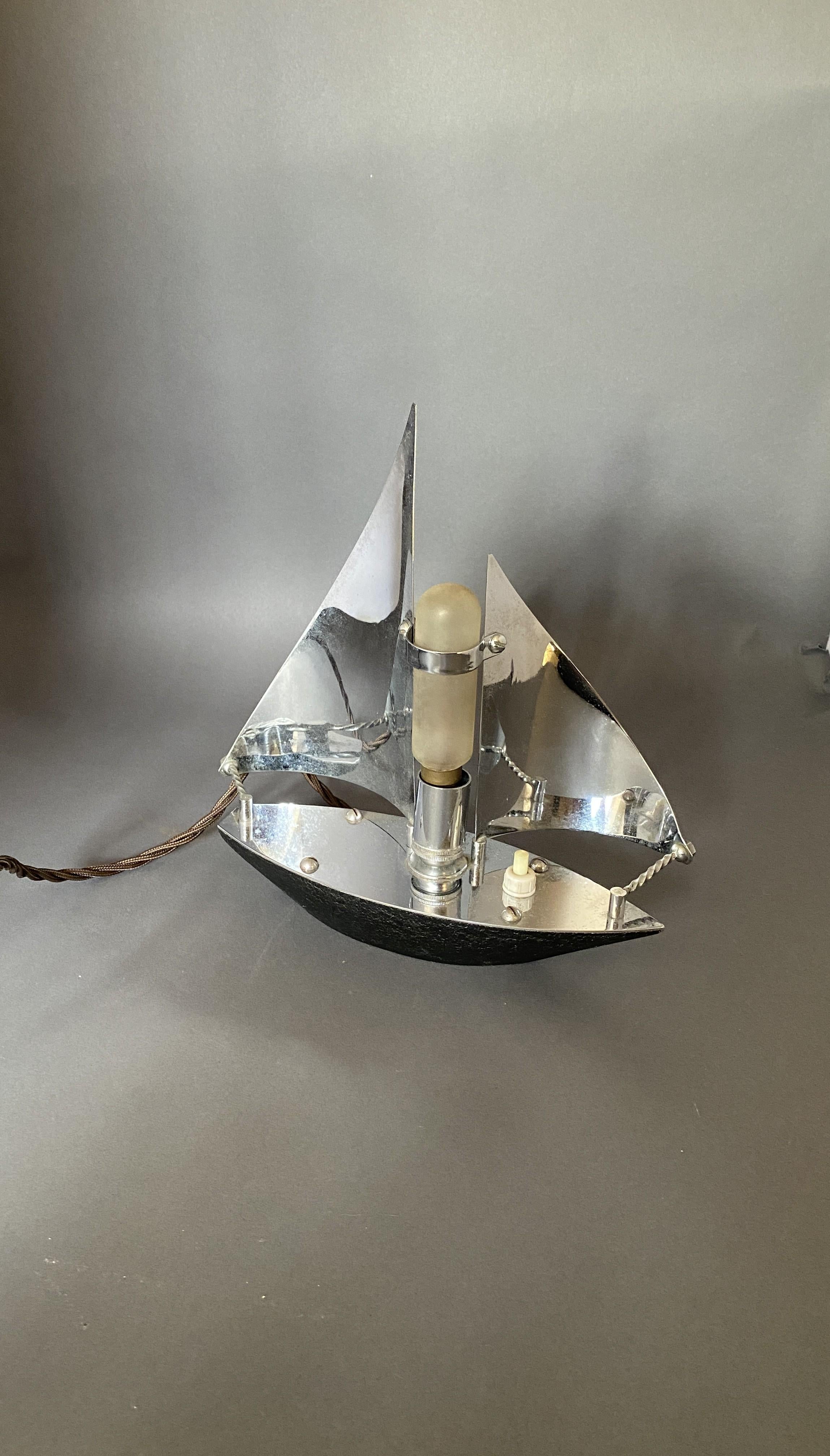Lampe de Yacht Art Déco Chrome 1930s
Voiles chromées < Cordage & dessus de pont, & support d'ampoule
Fonte Base
Interrupteur en bakélite blanche,
Récemment recâblé et testé par Pat