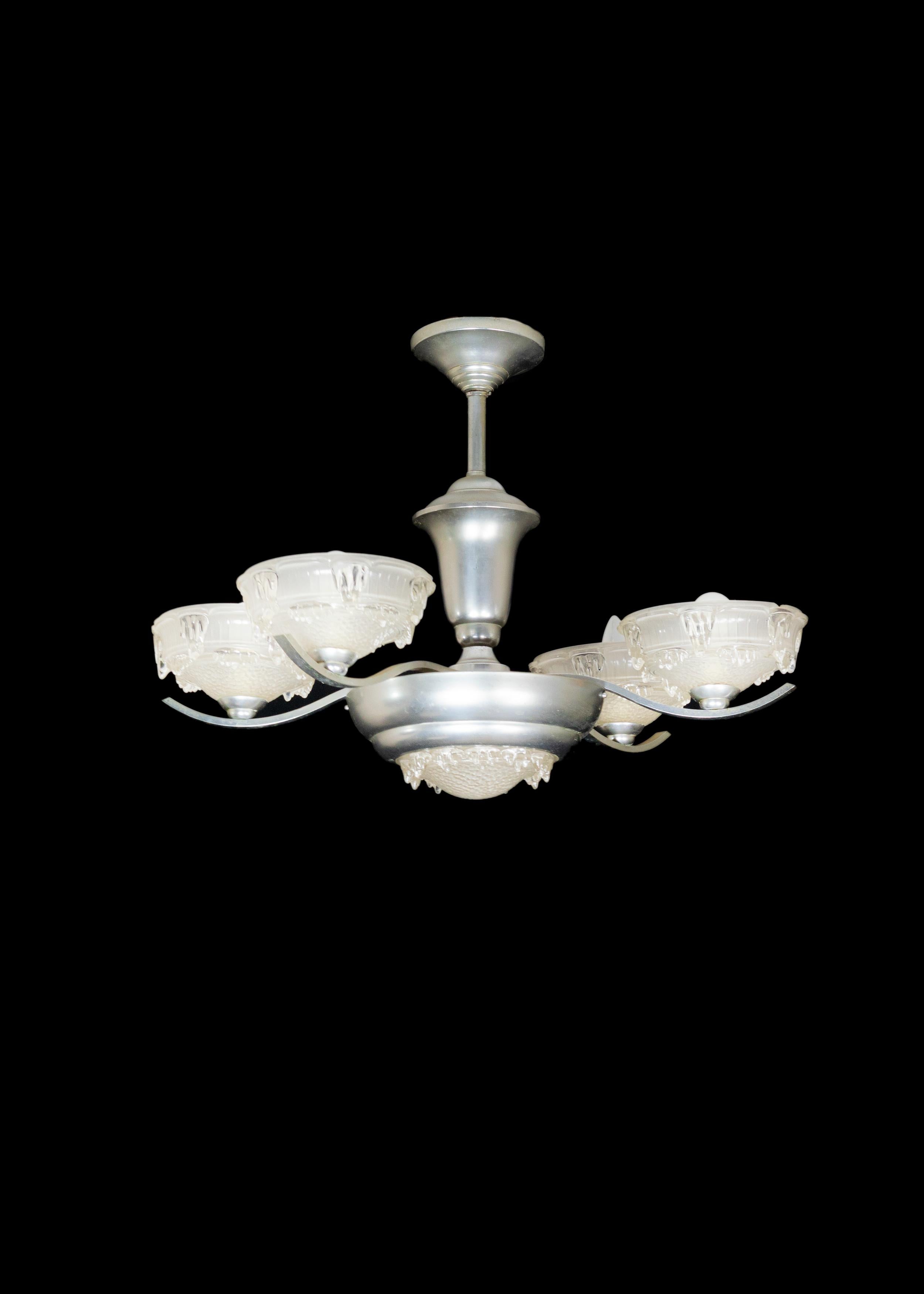 Esta araña cromada Art Decó presenta cuatro brazos bellamente curvados adornados con elegantes pantallas de cristal esmerilado, que reflejan a la perfección la elegante sofisticación de los años 30. Ideal para ambientes de estilo bistró, proyecta un