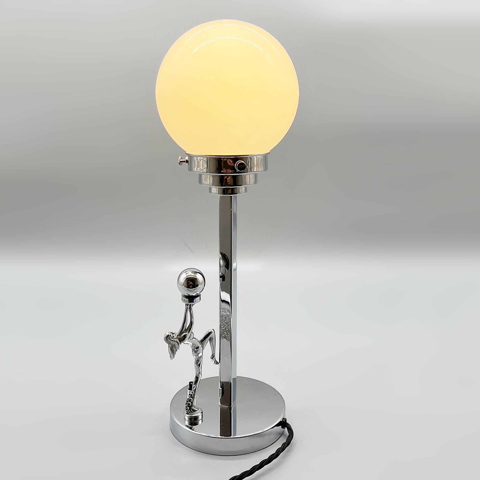Anglais Lampe de table Art Déco en métal chromé en vente