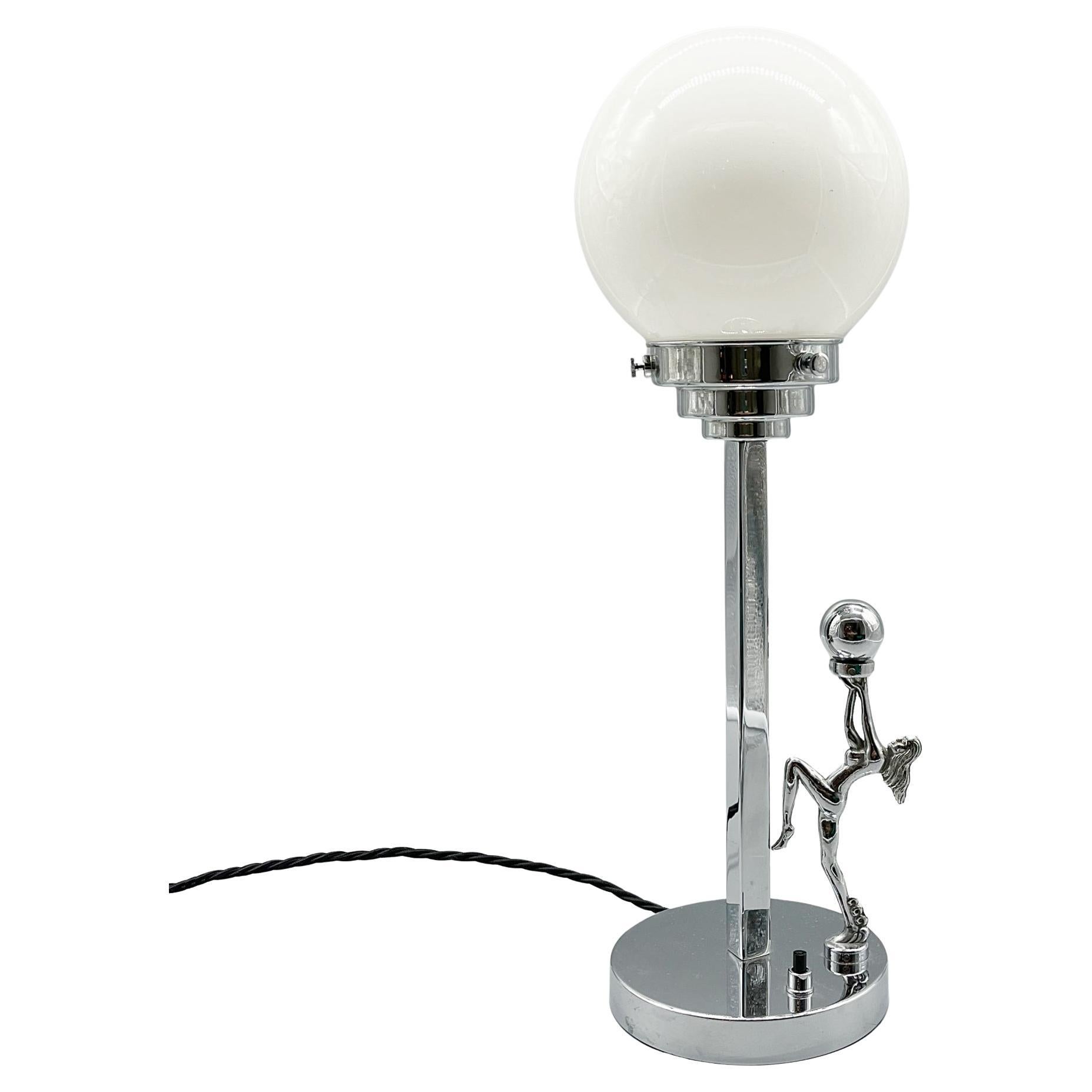 Lampe de table Art Déco en métal chromé en vente