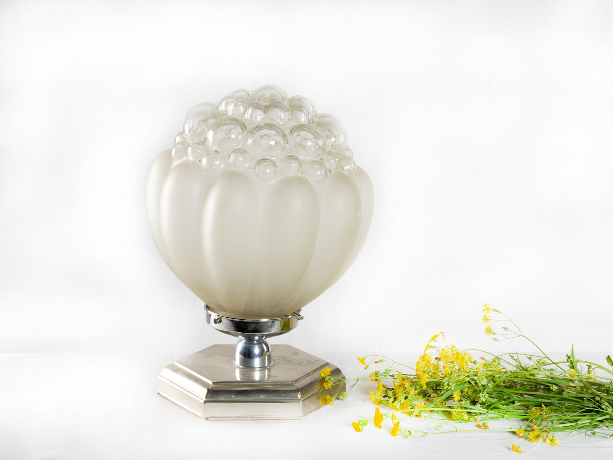 Lampe de table Art déco en nacre chromée, 20e siècle
2340

Lampe de table Art déco en verre soufflé blanc de couleur nacrée et base hexagonale chromée à lumière diffuse.
Récemment revu et fonctionnel.