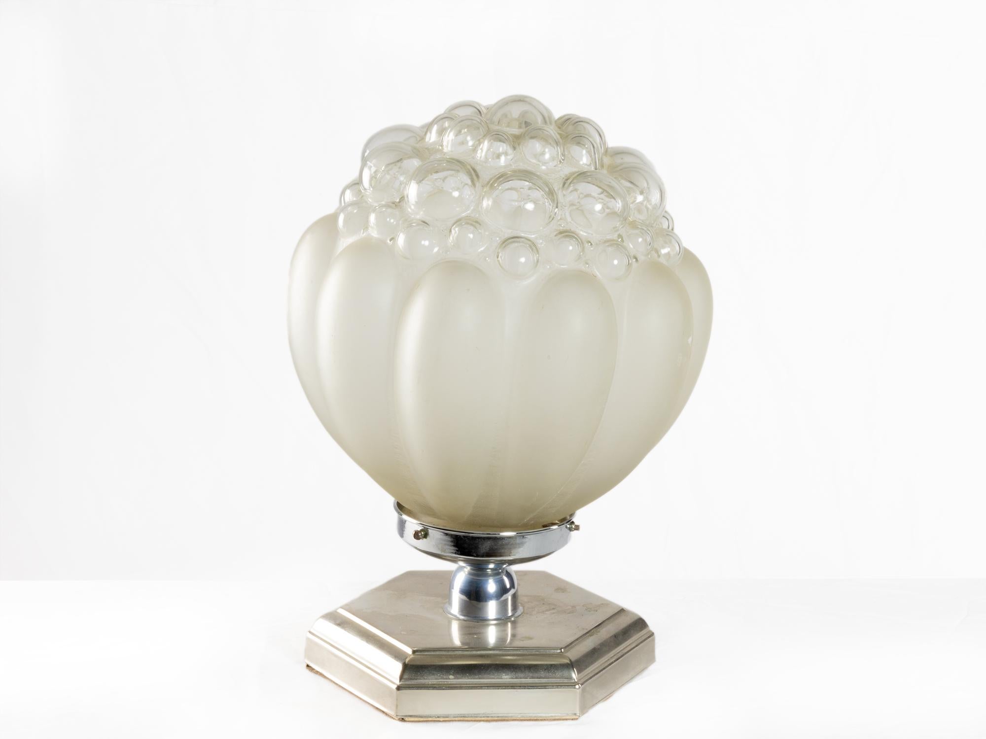 Français Lampe de table Art déco en verre nacré chromé, 20e siècle en vente