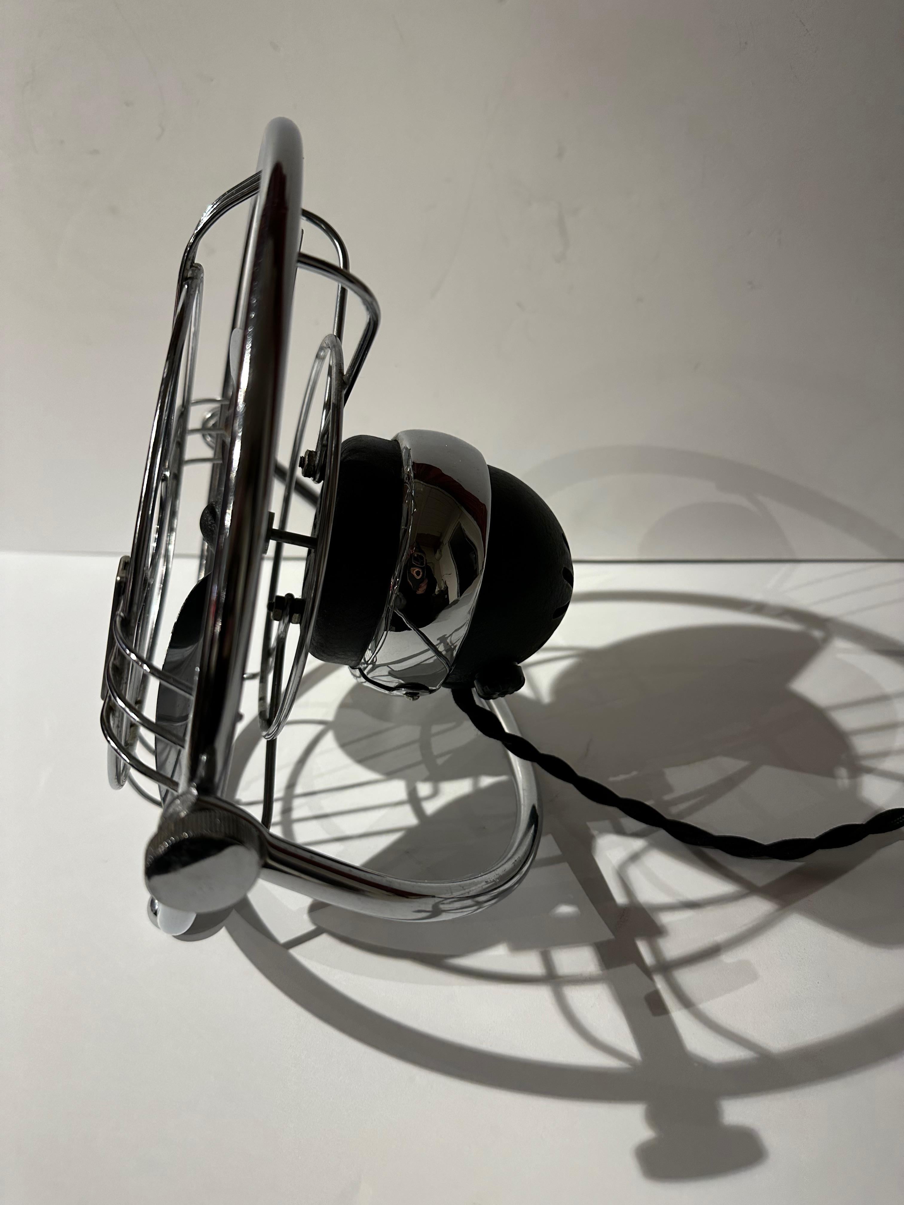 Ventilateur électrique Art déco chromé et noir - le modèle 