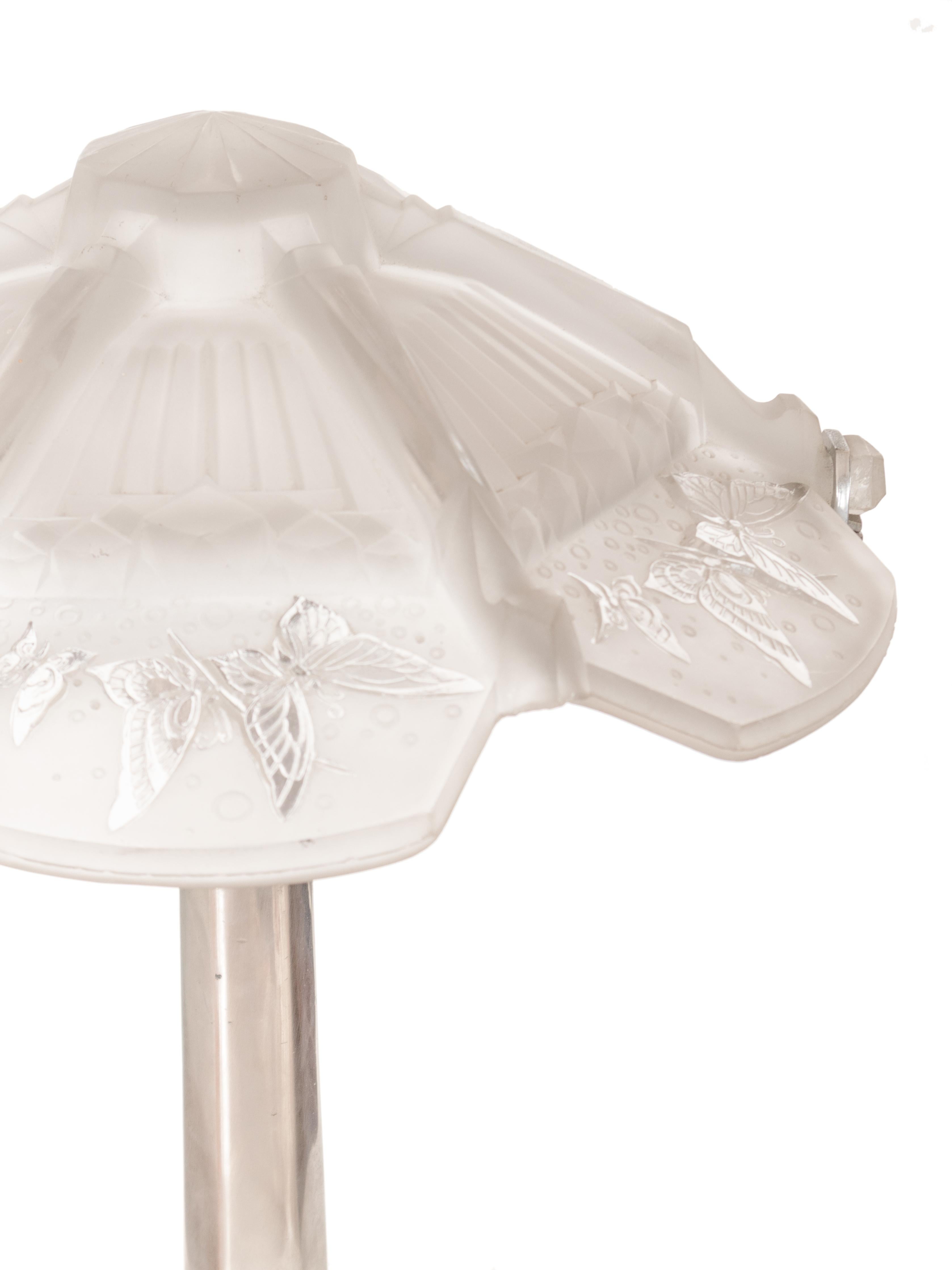 Lámpara de Sobremesa Art Decó Cromada con Mariposas de Cristal Esmerilado, Siglo XX en venta 4