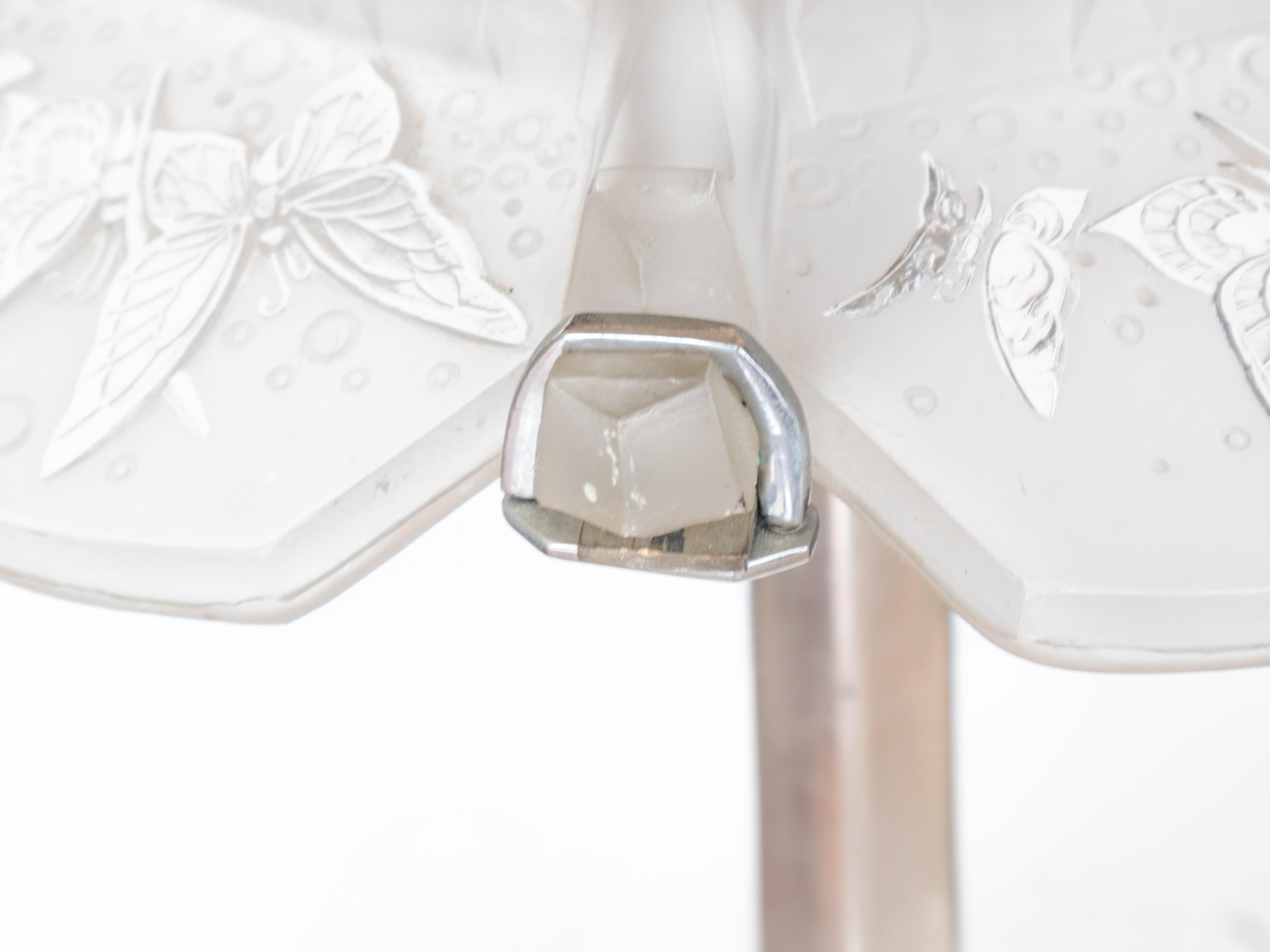 Lámpara de Sobremesa Art Decó Cromada con Mariposas de Cristal Esmerilado, Siglo XX en venta 5