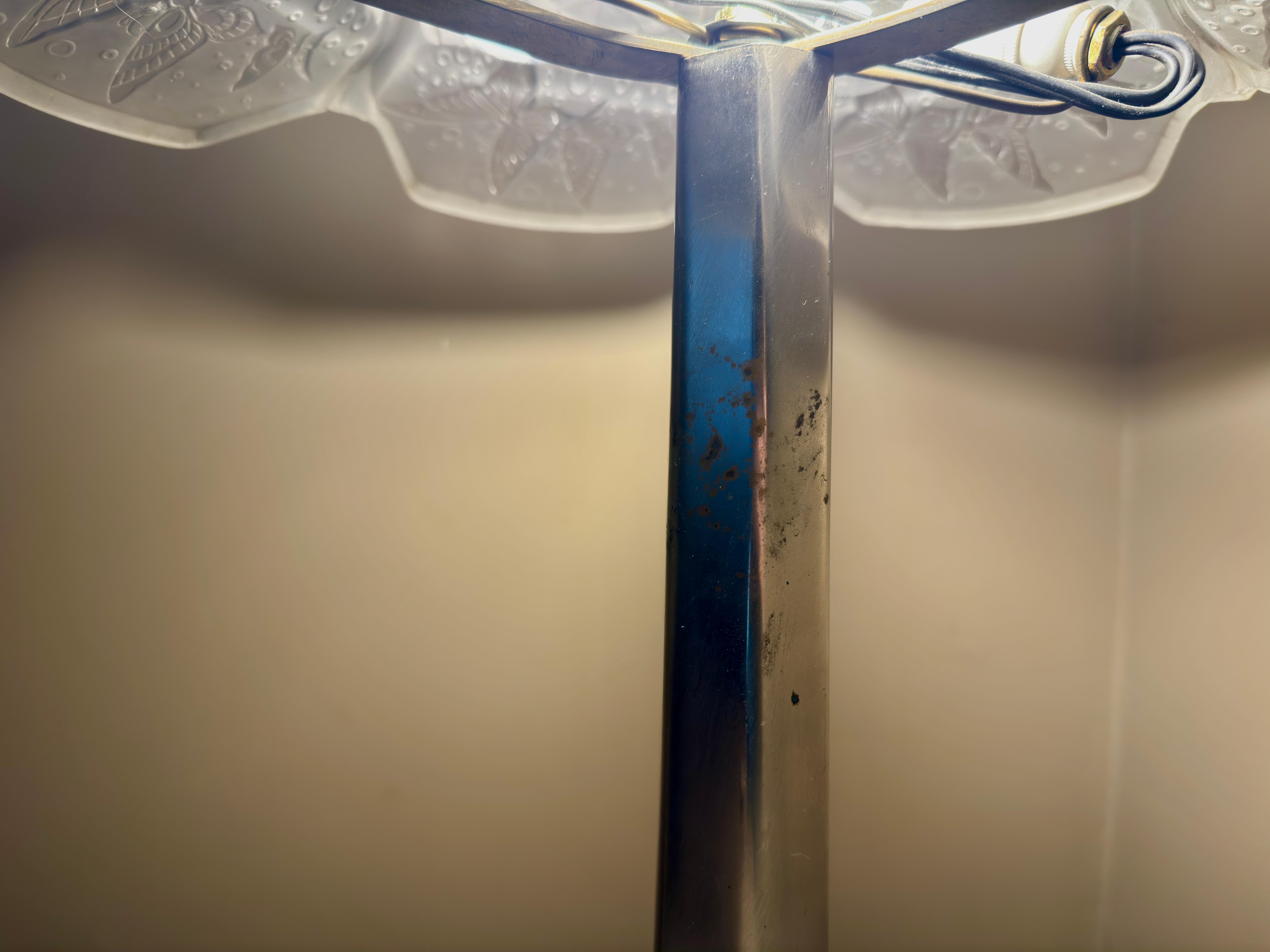 Lámpara de Sobremesa Art Decó Cromada con Mariposas de Cristal Esmerilado, Siglo XX en venta 11