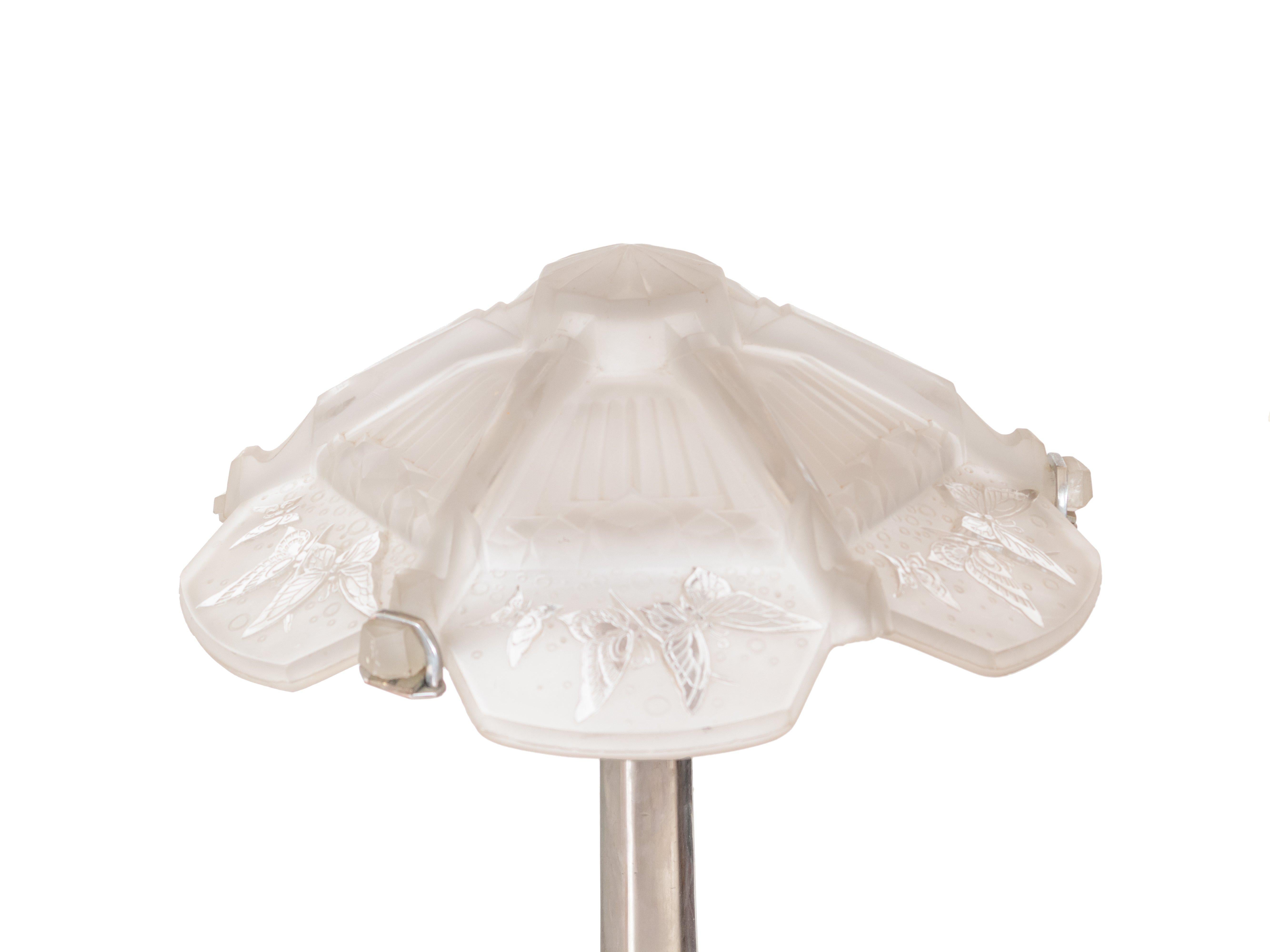 Français Lampe de table chromée Art déco avec papillons en verre dépoli, 20e siècle en vente